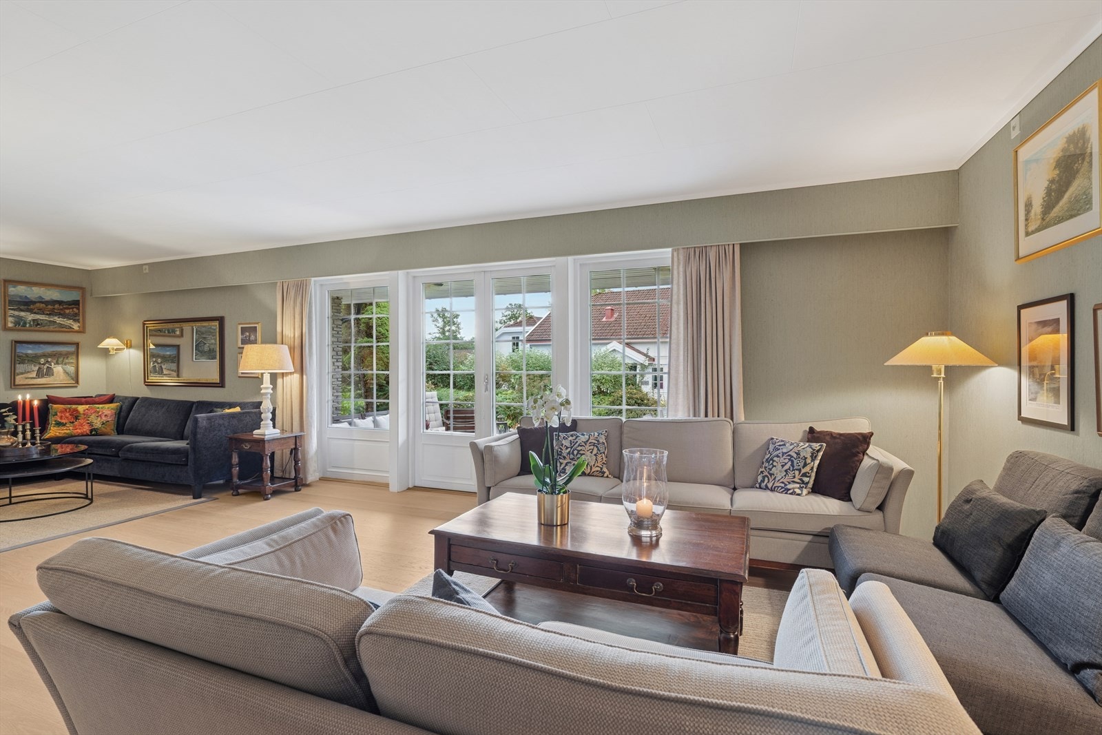 Her har man god plass til å møblere i flere soner med både sofagrupper og spisebord. Galleribilde