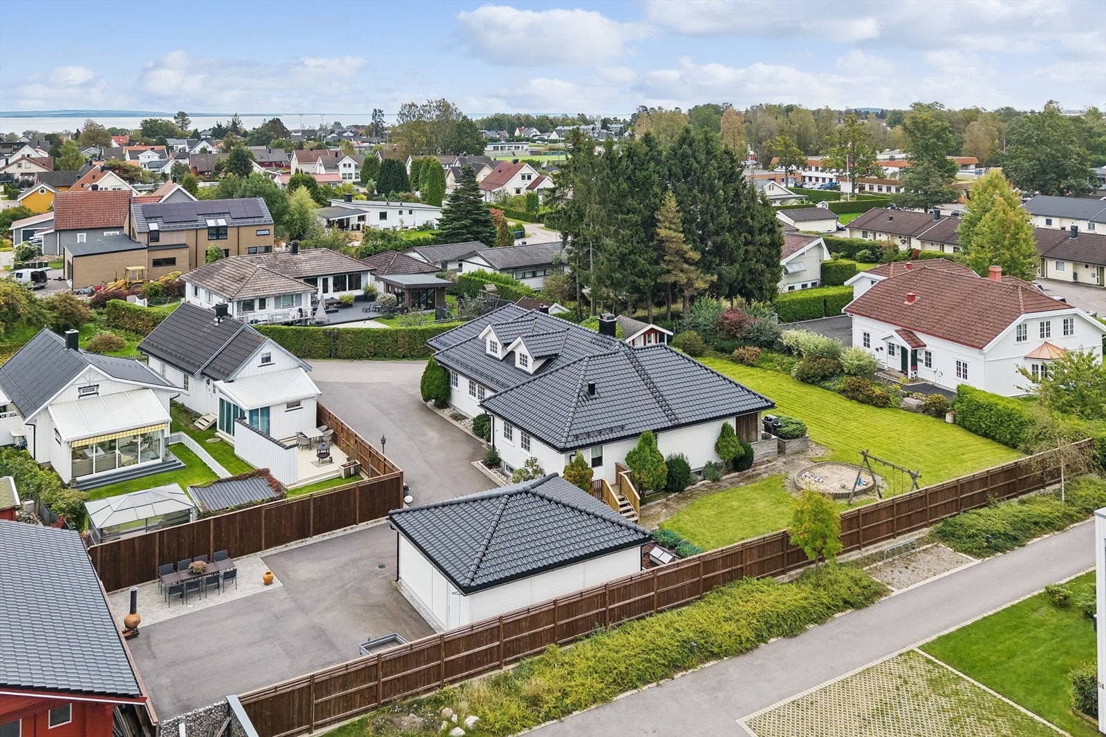 I 2023 ble det bygget en ny, dobbel garasje med elbillader. I tillegg har man en enkel garasje innlemmet i boligen, samt god plass til parkering i gårdsrommet. Galleribilde