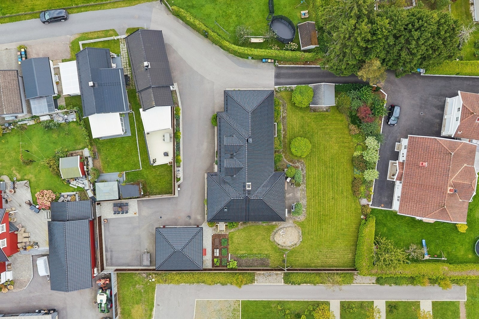 Boligen ligger fint til i et etablert og barnevennlig boligområde. Galleribilde