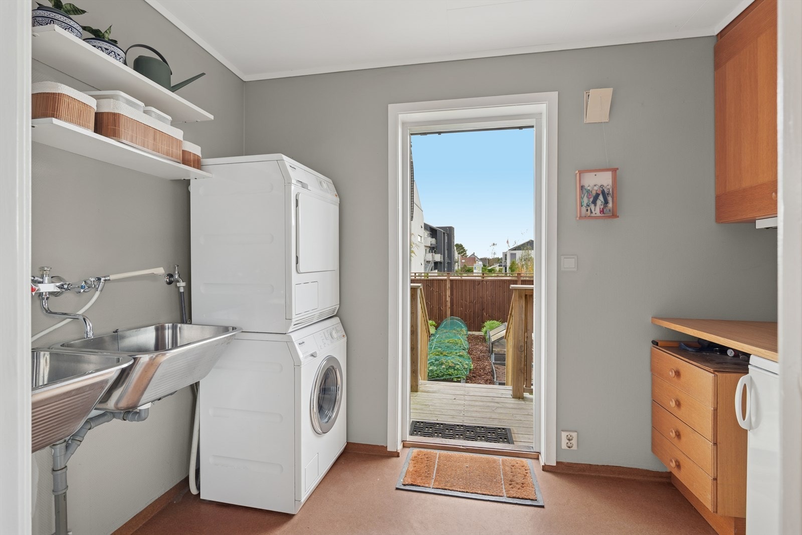 I bakkant av kjøkkenet finner man et vaskerom, kombinert med bi-inngang. Et praktisk rom for barnefamilien når de minste kommer hjem med møkkete klær og sko. Her har man også god plass til å sette barnevogna. Galleribilde