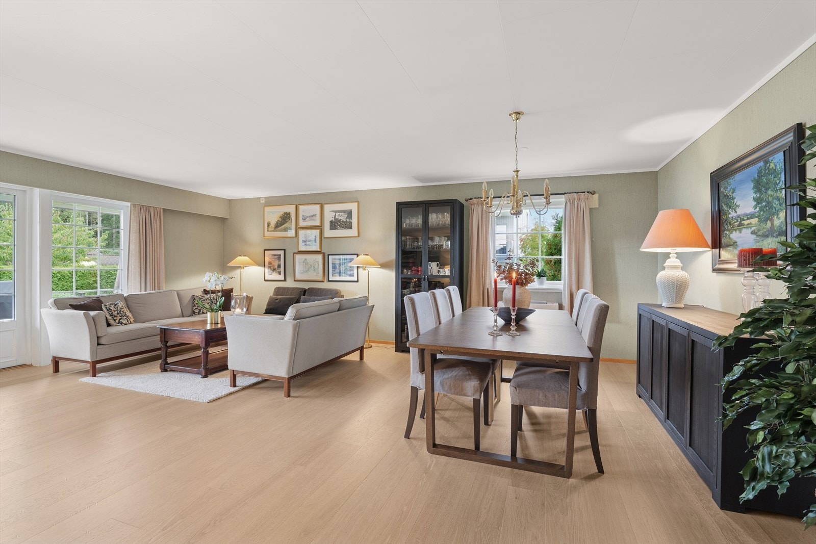 Stuen er et lyst og innbydende rom med store vindusflater som sørger for rikelig med lysinnslipp. Galleribilde