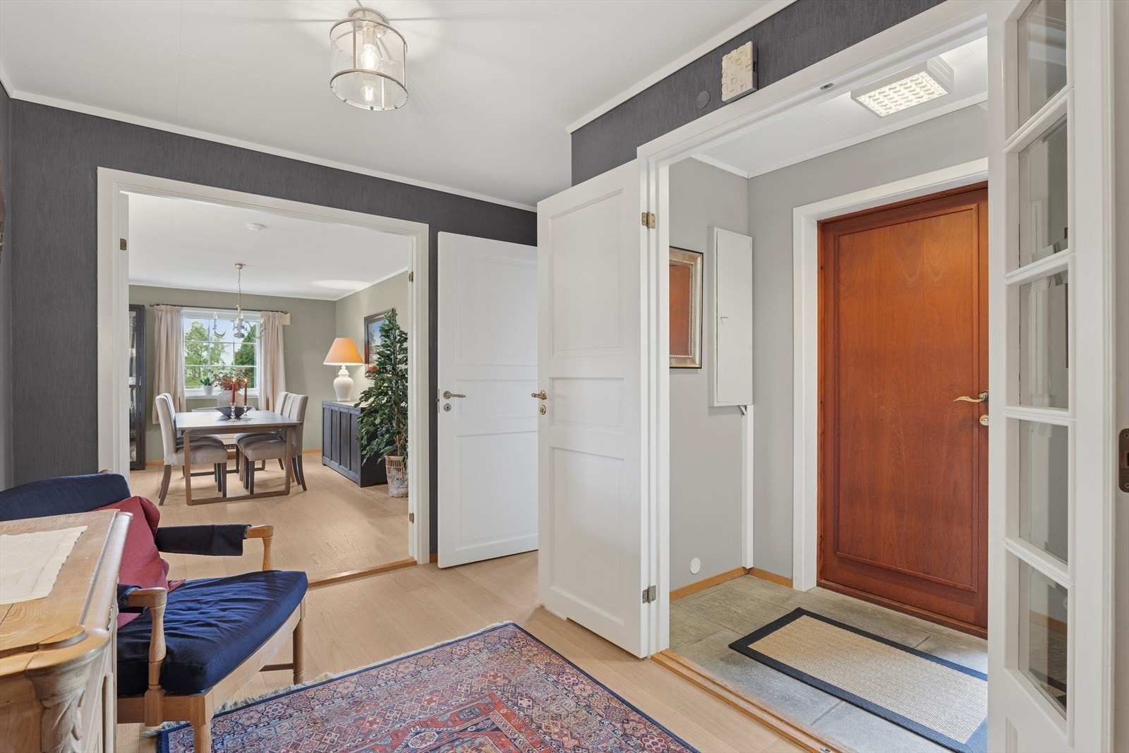 Romslig entré og gang hvor man umiddelbart får et godt førsteinntrykk av boligen! Galleribilde