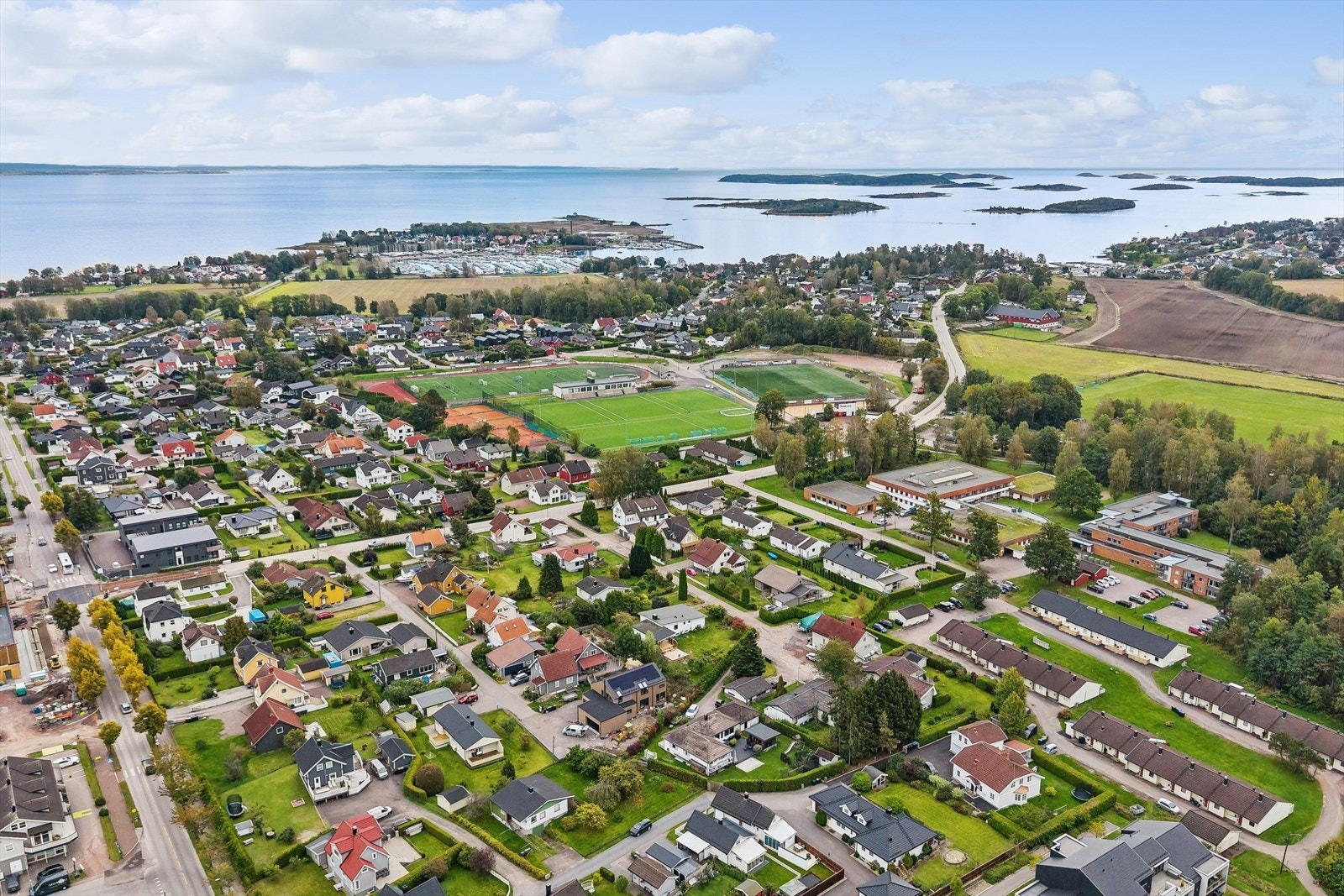 Boligen ligger fint til i et ettertraktet område på Tolvsrød. Her bor du fint til i et barnevennlig nabolag med kort vei til barnehager, skoler, idrettsanlegg og dagligvarebutikker. Her ligger alt til rette for en enkel hverdag for småbarnsfamilien! Galleribilde