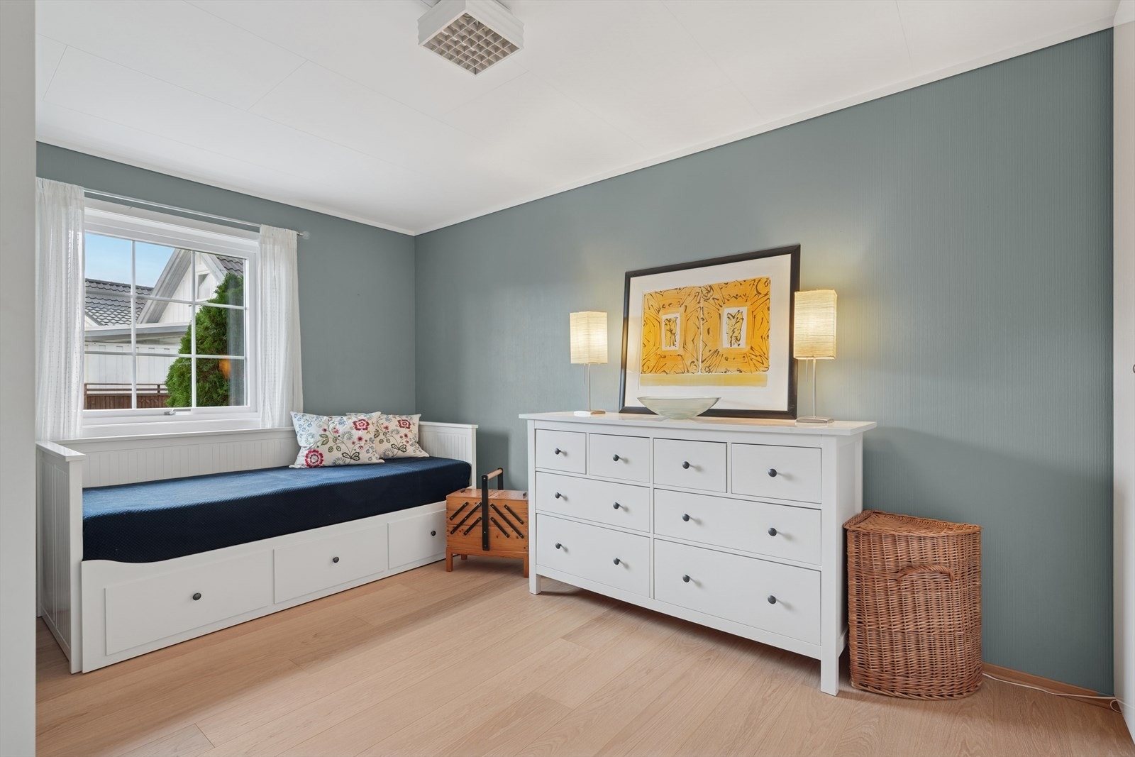 Soverom 2 er også av god størrelse og utstyrt med garderobe. Galleribilde