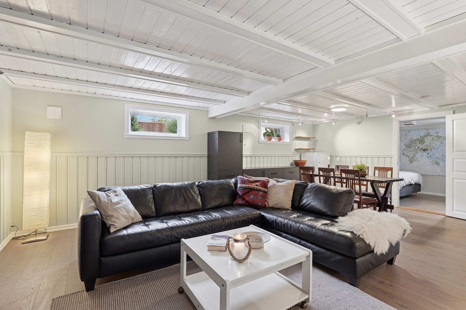 I underetasjen har man en stor stue hvor man har god plass til å møblere i flere soner. Et kjekt ekstra oppholdsrom som passer ypperlig som tv-stue, lekerom, eller bare et sted hvor man kan trekke seg tilbake. Galleribilde