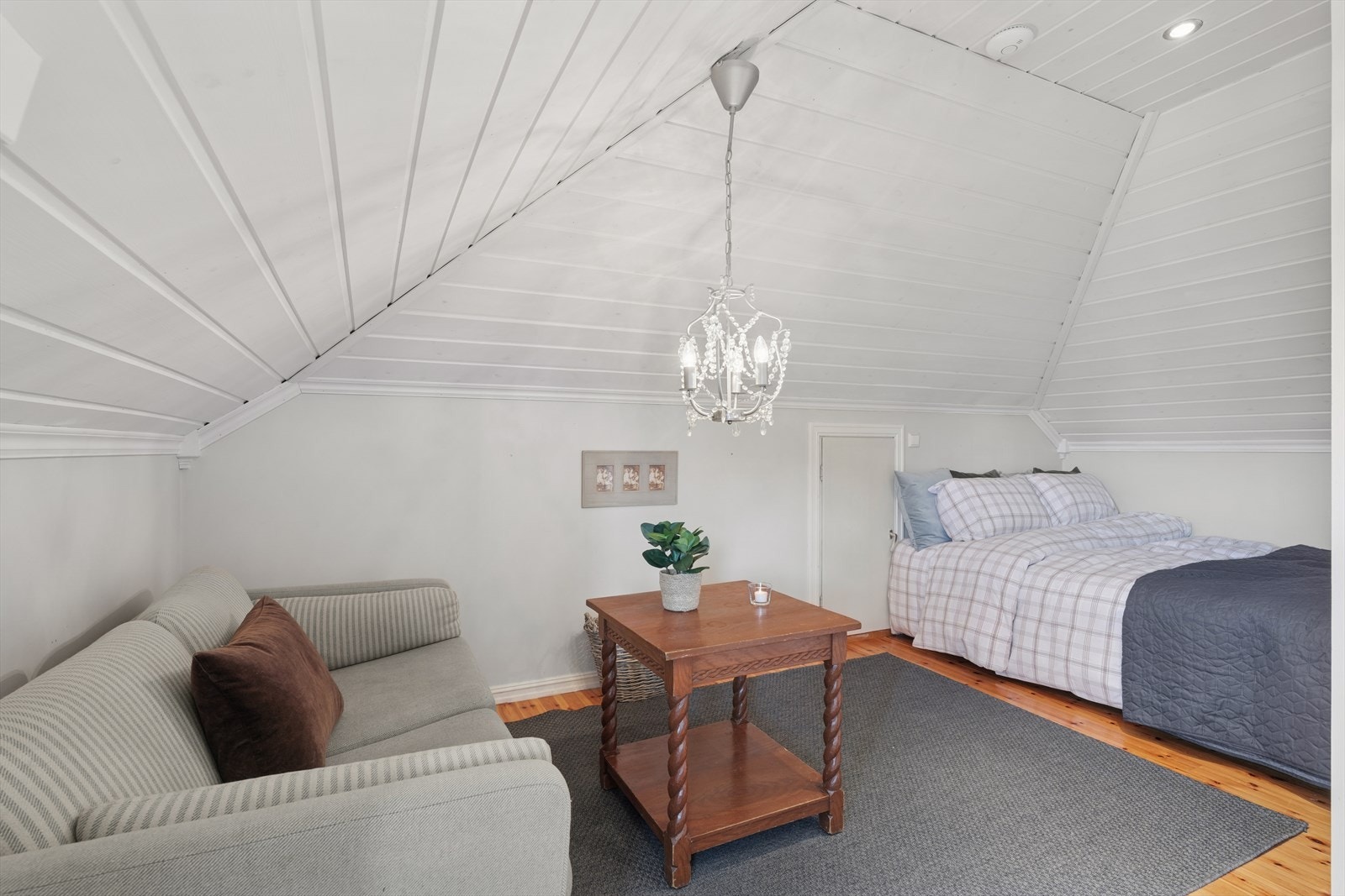 I loftsetasjen finner man soverom 4. Et stort og godt rom hvor ungdommen i familien kan trekke seg tilbake. Galleribilde