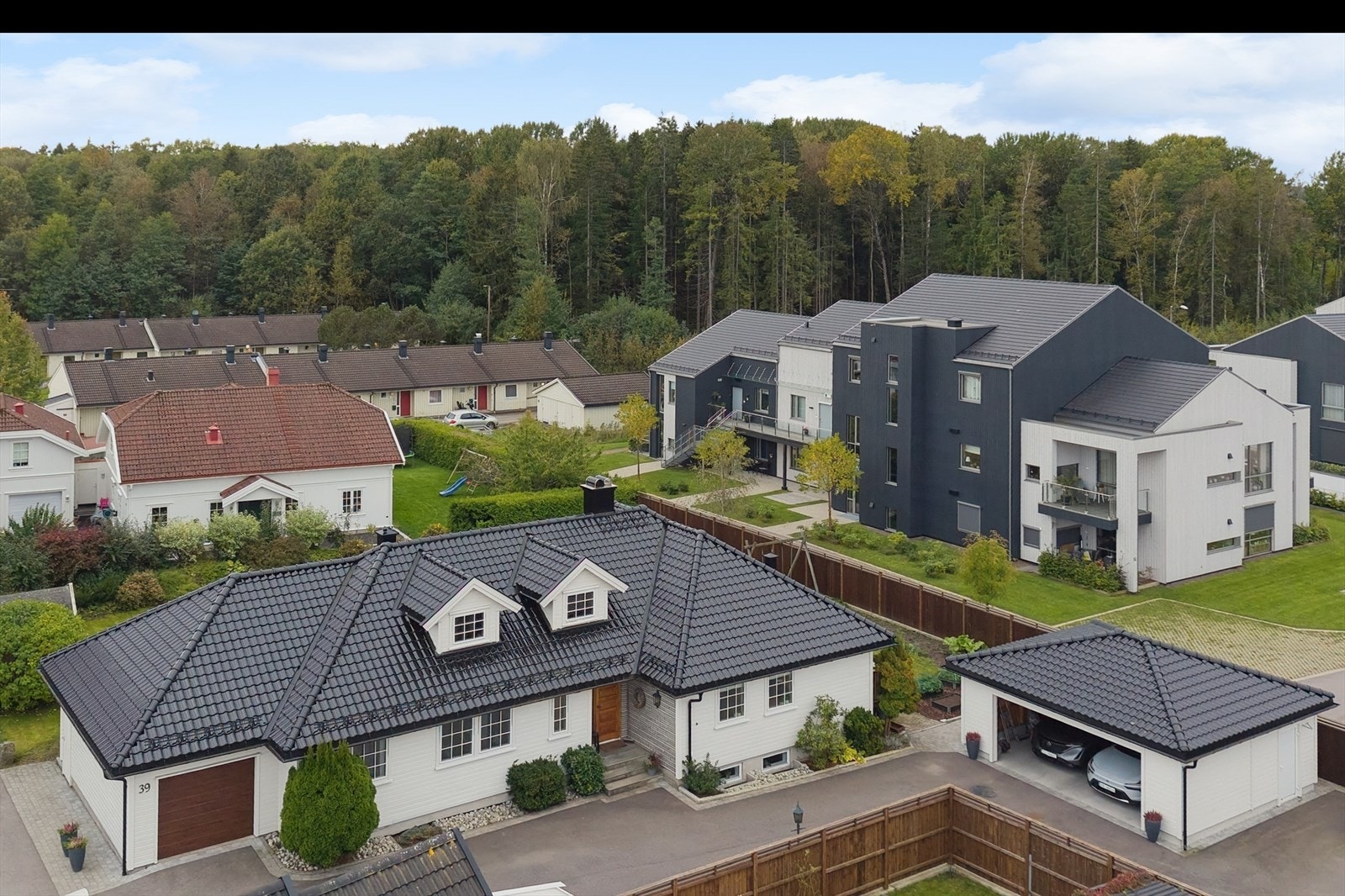 DNB Eiendom V/Tor Olav Strandskog har gleden av å presentere Buskveien 39 - En innholdsrik familiebolig med stor, tilhørende tomt på hele 1 523 kvm. Galleribilde