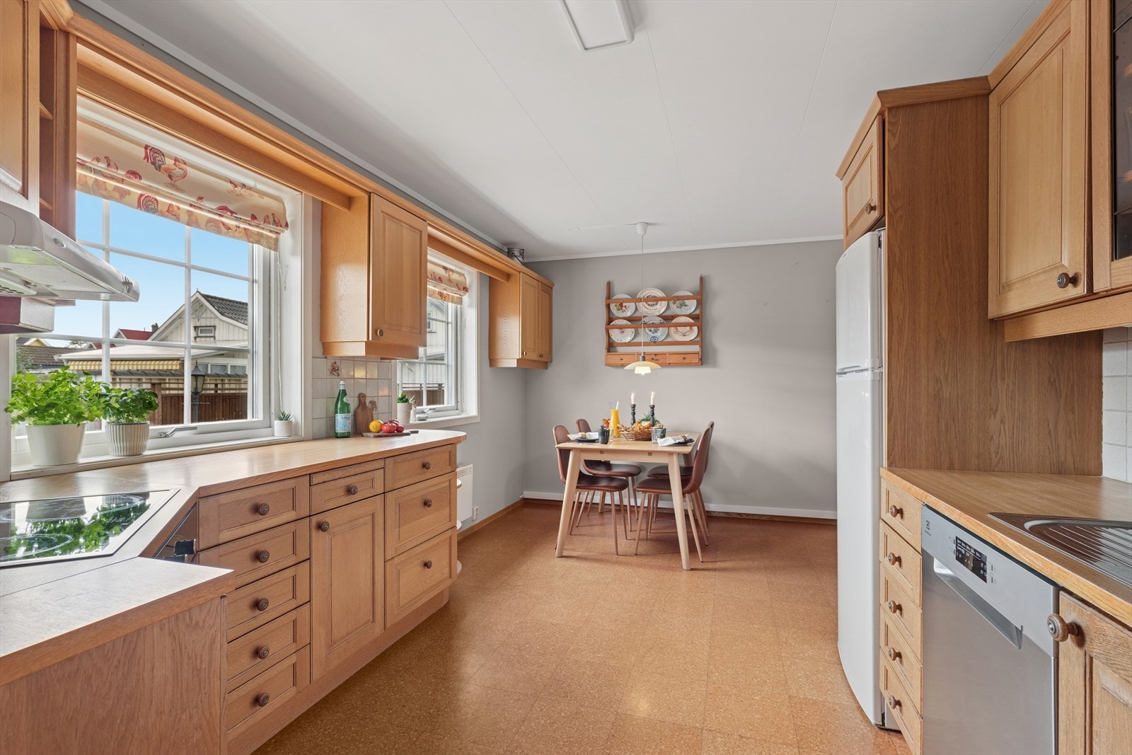 Kjøkkenet er ellers utstyrt med frittstående kombiskap, oppvaskmaskin, stekeovn, koketopp og kjøkkenventilator med avtrekk ut. Galleribilde