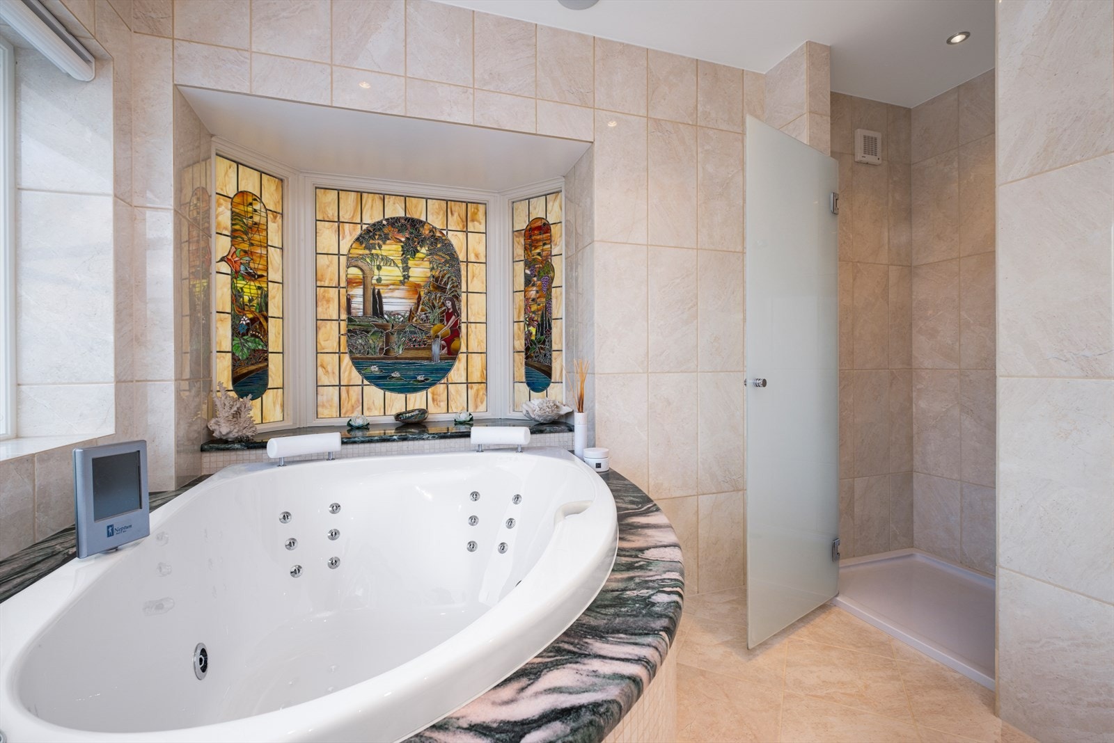 Som i flere av de andre rommene i boligen får du unike og lekre glassmaleri i blyinnfatning som vindu. Galleribilde