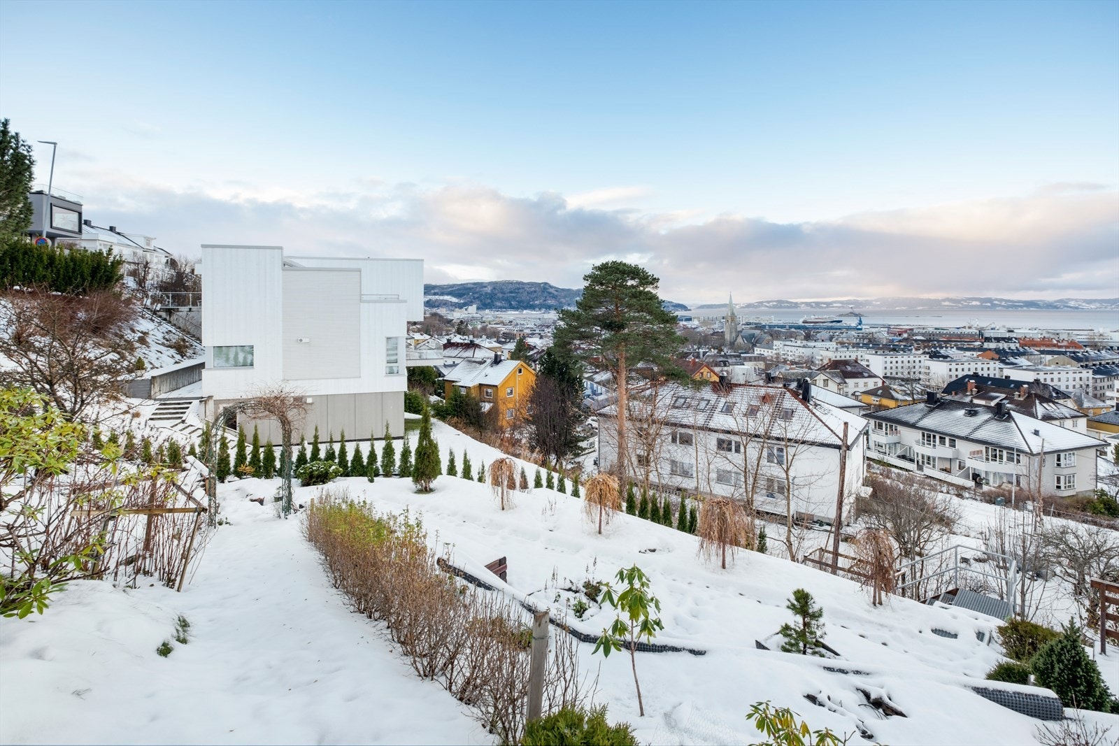 Boligen har en sentral beliggenhet og har kort avstand til sentrum og Solsiden, som byr på gode shoppingmuligheter, bredt utvalg av spisesteder, kollektivtransport, treningssenter og ikke minst skoler- og barnehager mm. Galleribilde