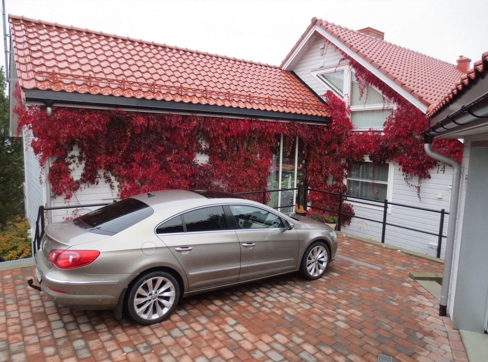 På gårdsplassen er det plass også til gjester! Galleribilde