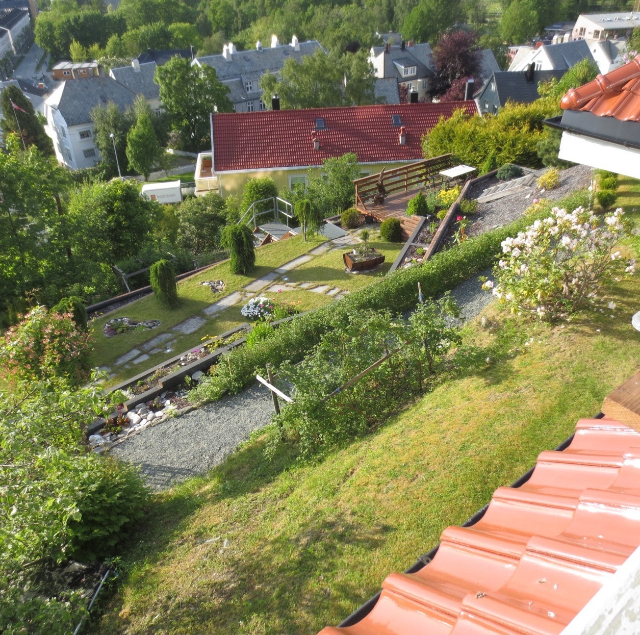 Lekker opparbeidet hage som passer utmerket til sosiale sammenkomster. Her får du rikelig med planteliv som rips, stikkelsbær, bringebær, villjordbær, epletre. Selgers bilde. Galleribilde