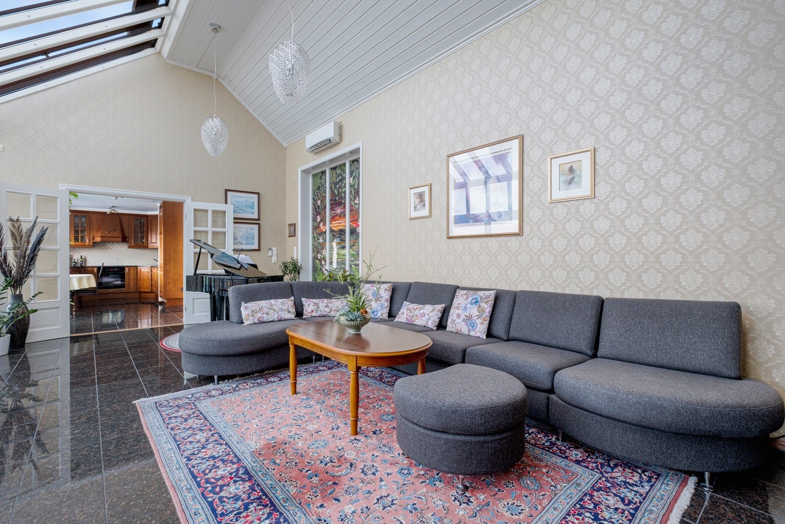 Dagens utleieenheter ligger i sokkelen med eget inngangsparti, samt mulighet for direkte tilknytning til hoveddel. Galleribilde