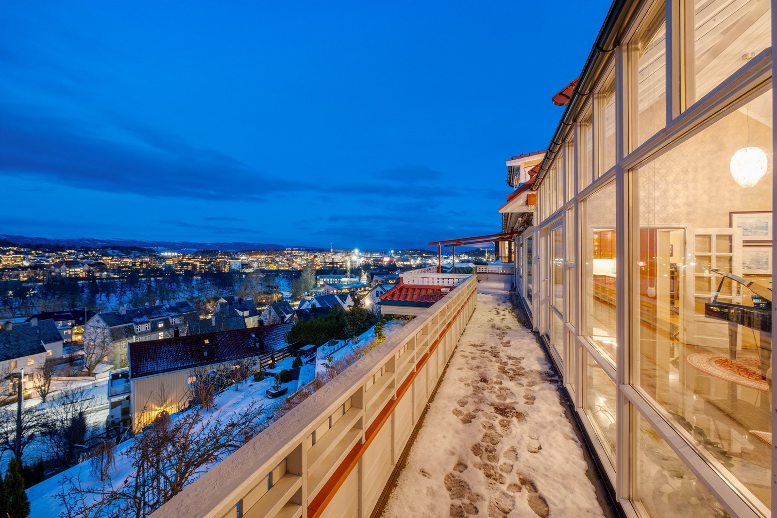 Boligen er gjennomgående oppgradert fra årene 1992 frem til 2025 ved både innvendige og utvendige oppgraderinger. Se liste over alle oppgraderinger i salgsoppgave. Galleribilde