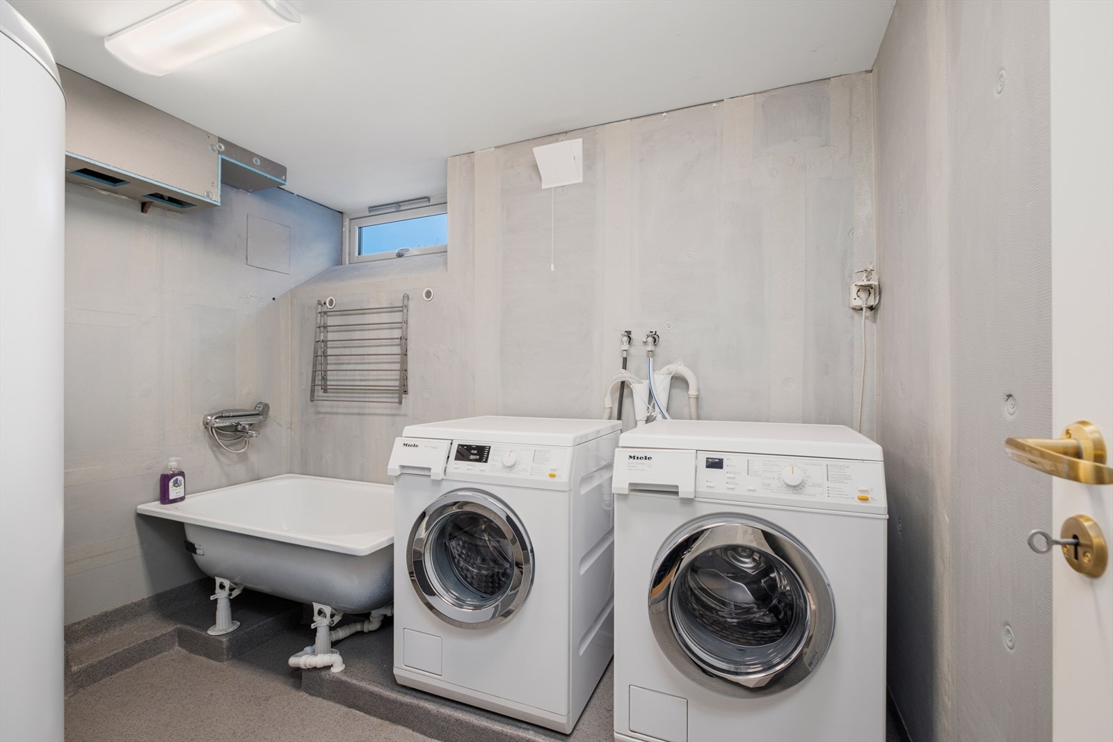 I sokkelen får du i tillegg til utleieleilighetene, et hobbyrom, bod, vaskerom og et usedvanlig vinrom. På vaskerommet ble det i 2021 ryddet opp i rørstystemet. Her står det 3 VVS beredere, 2 vaskemaskiner og et mini badekar. Galleribilde