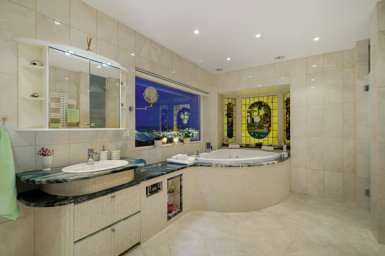 Badet i hoveddelen er på hele 13,5m² med behagelig gulvvarme. Badet ble oppgradert i 2012 med elegant stil hvor du får bla. håndkletørker, Clarion Maritime radio + 2 takhøyttalere, 13 downlights, skyvedørsskap og lys i boblekaret med skiftende farge. Galleribilde