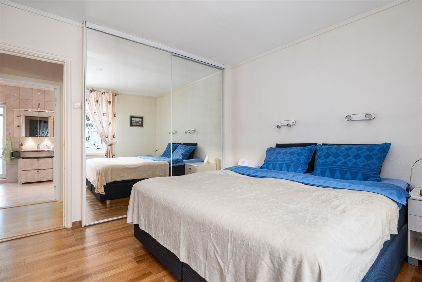 Her får du rikelig med plass for oppbevaring i innebygd skyvedørsgarderobe og 3 integrerte garderobeskap Galleribilde