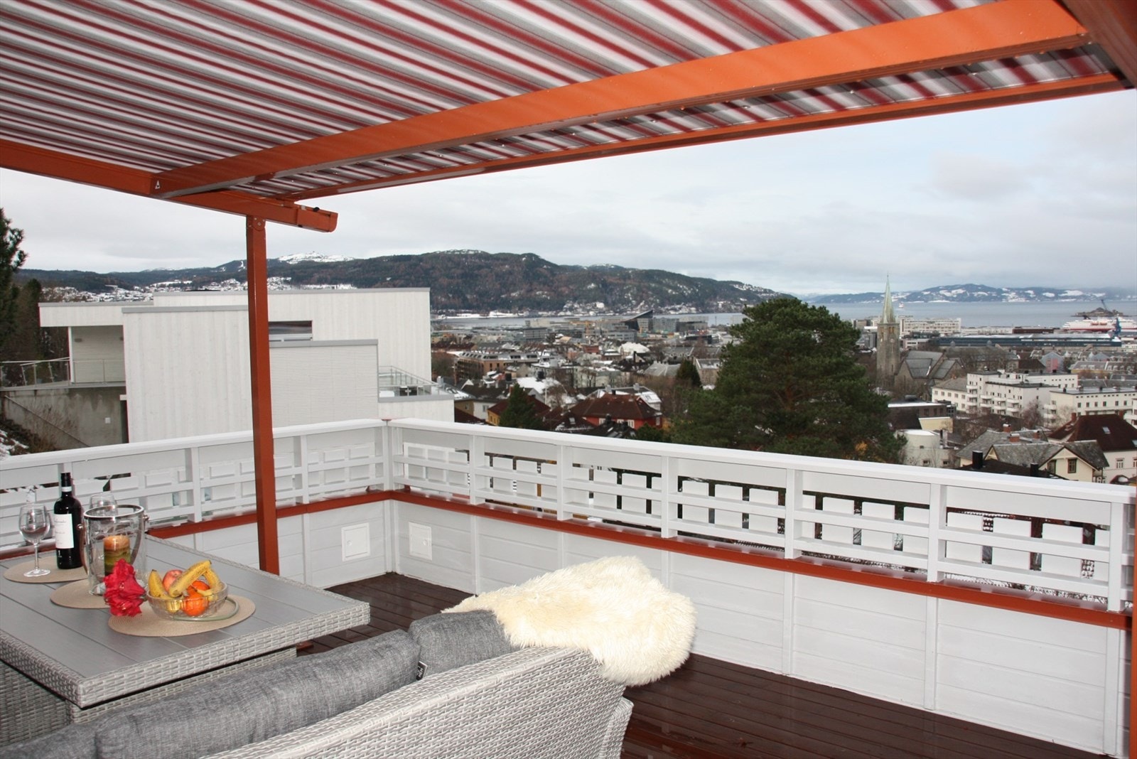 Selgers stemningsbilde fra verandaen Galleribilde