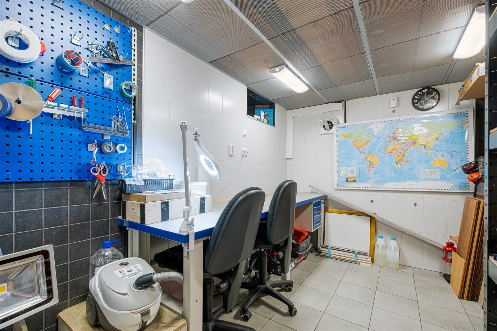 Romslig hobbyrom på 10,5m² som fint kan brukes til lagringsplass eller arbeidsrom. I 2016 ble rommet omgjort til hobbyrom med varmekabler i gulv, Flexit varmegjenvinnende vifte, sikringsskap installert, installasjon av Sector Alarm-system. Galleribilde