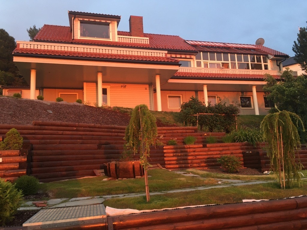 Selgers bilde av huset i flott fargespill med solnedgangen. Galleribilde