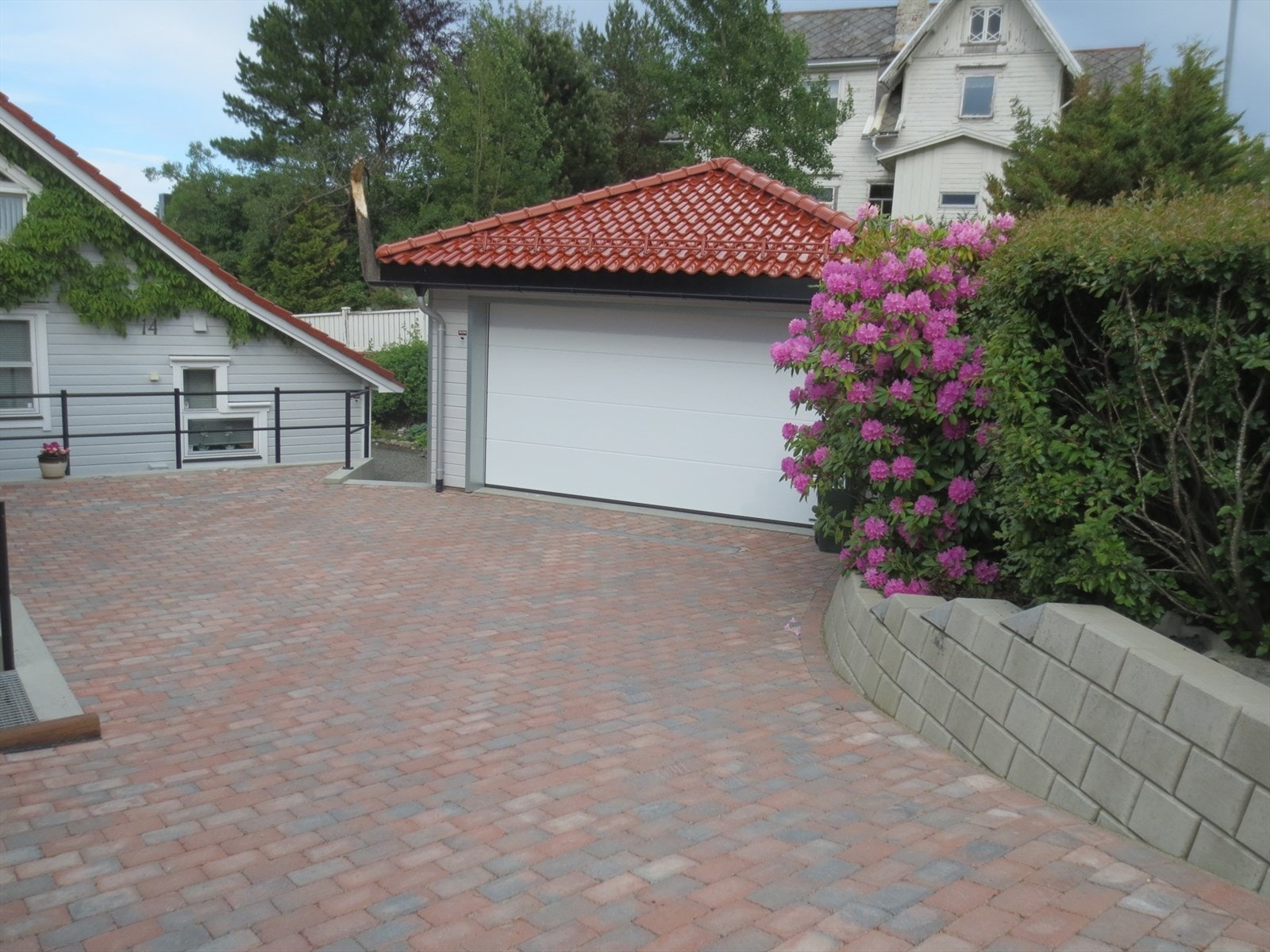 Selgers bilde av gårdsplass og garasje på sommerstid Galleribilde