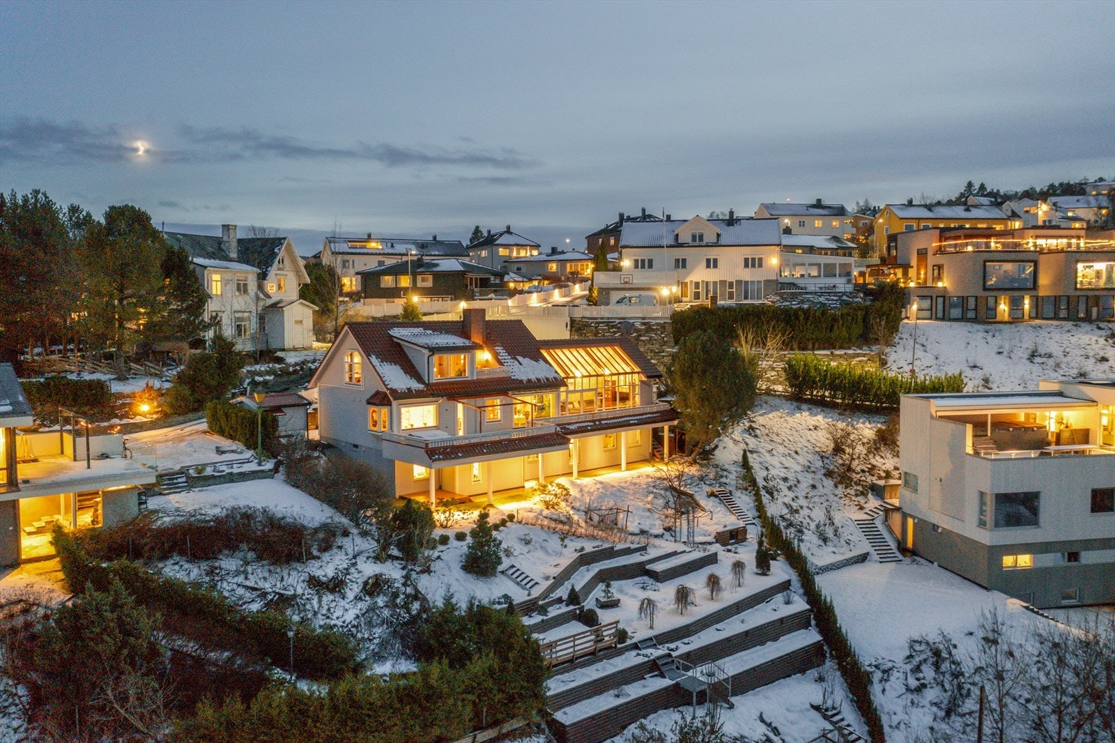 Tomten er på romslige 990m² og har en vakker hage med fantastisk utsikt. Galleribilde