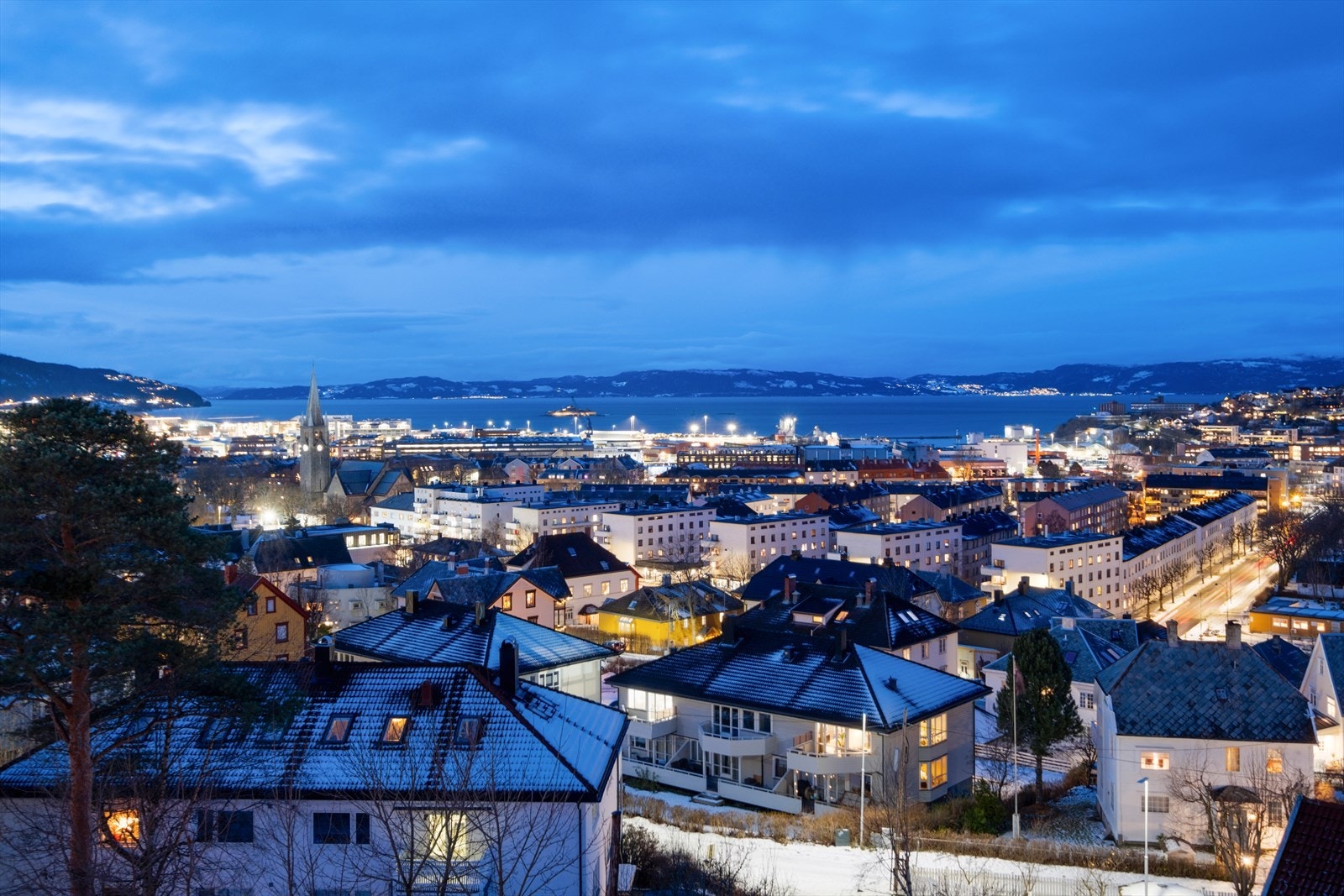 Fra boligen nyter du en herlig utsikt mot Munkholmen, Trondheimsfjorden og "Fosenalpene"! Galleribilde