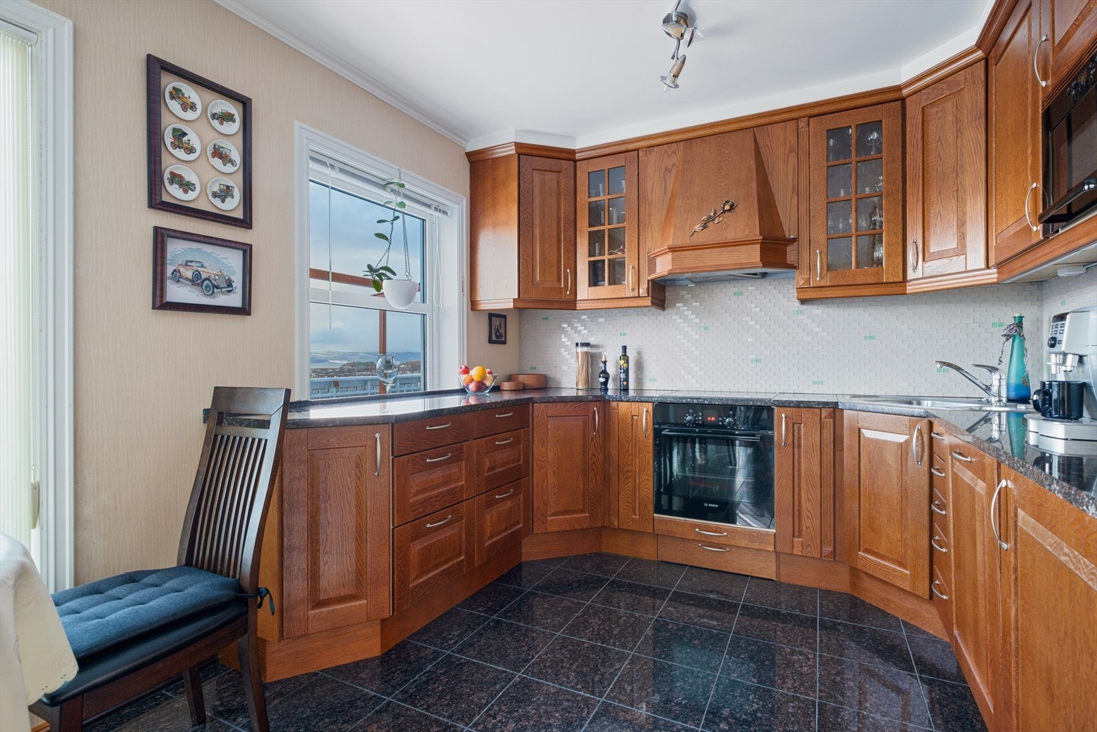 Kjøkkenet er av fin størrelse med god oppbevaringsplass. Kjøkkenet er levert fra Sigdal i 2009 med integrert stekeovn, oppvaskmaskin, platetopp, mikroovn og kjøl/fryseskap. Galleribilde