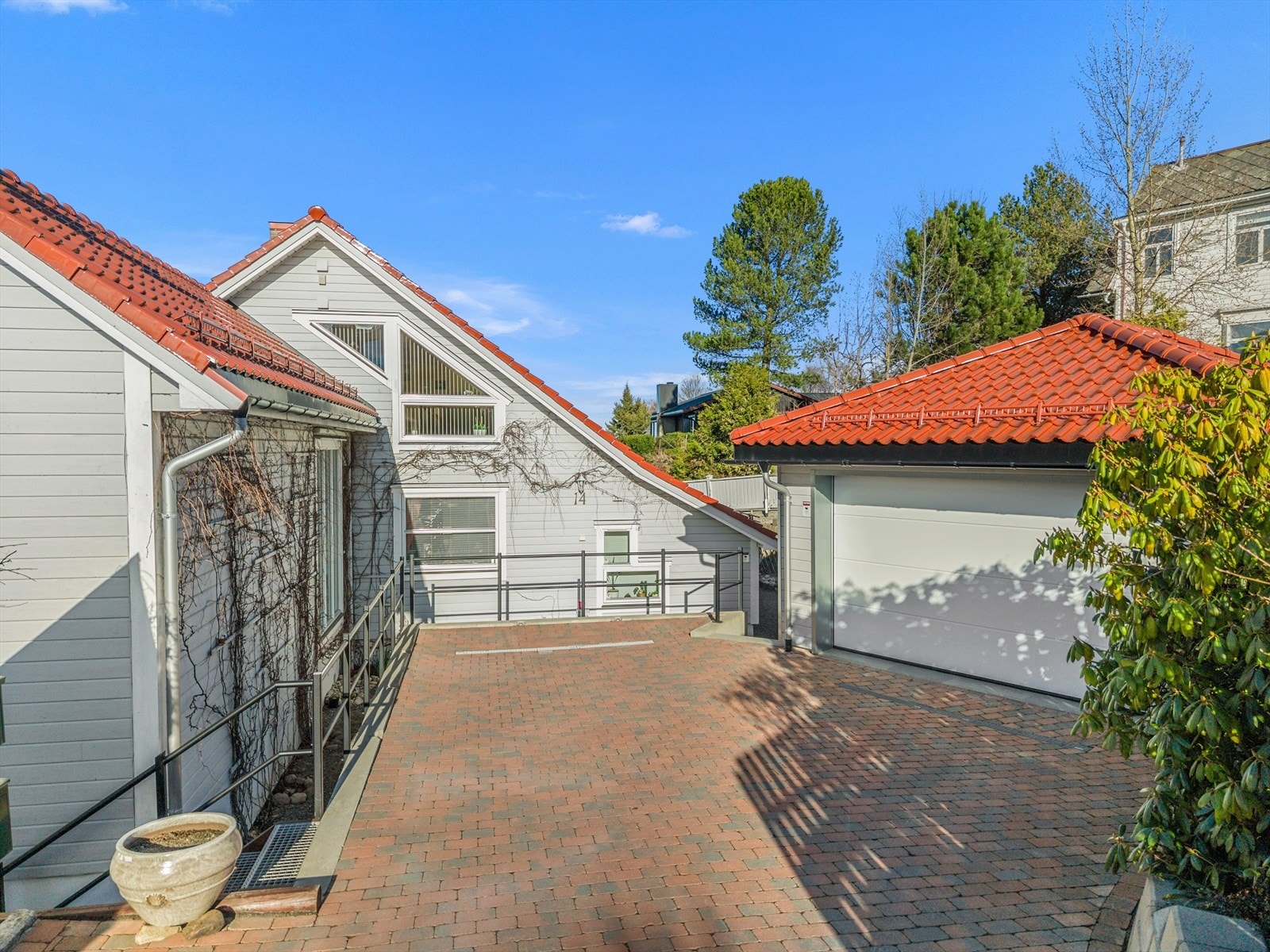 Eiendommen har garasje på 29m² ferdigstilt i 2023. Det er også plass til å parkere flere biler på oppstillingsplass foran garasjen. Galleribilde