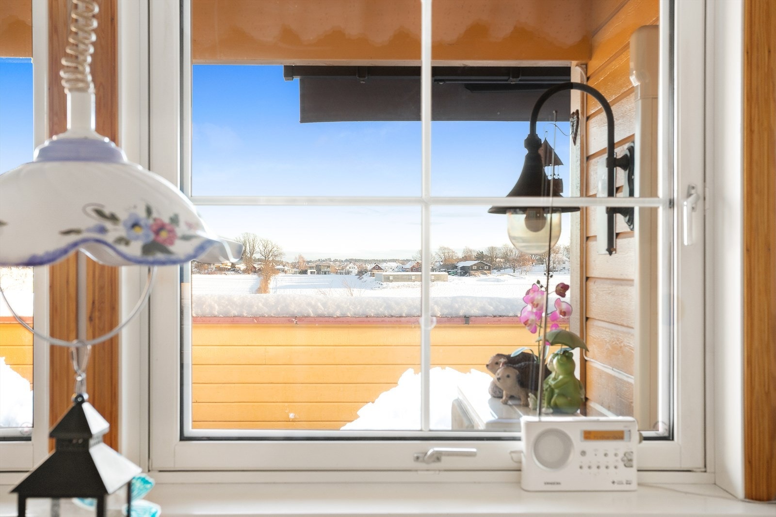 Fra kjøkkenet er det utgang til en romslig terrasse. Galleribilde