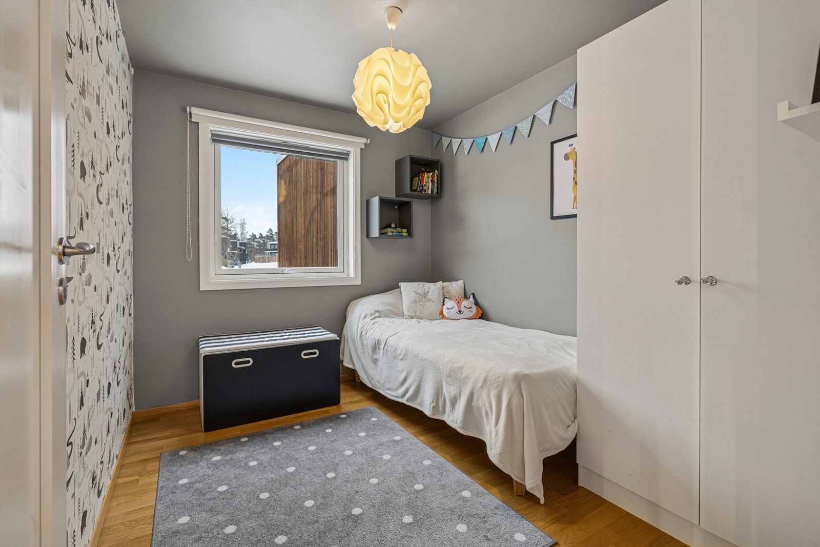 I boligens andre etasje finner du to av hjemmets tre soverom. Begge rommene fremstår lyse, innbydende og lett møblerbare, med store vindusflater som gir godt dagslys. Galleribilde