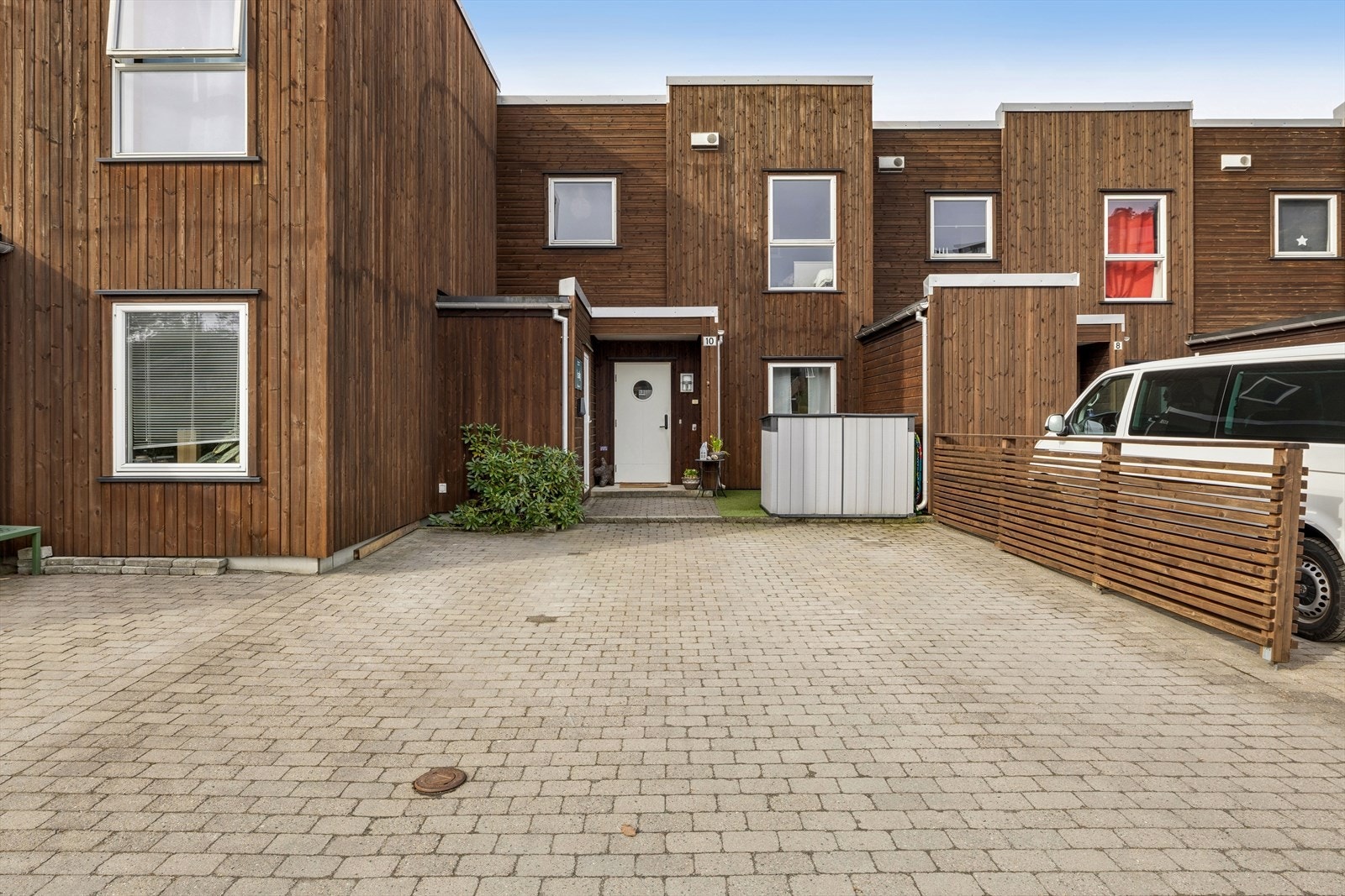 Innkjørsel og boligens inngangsparti. Her er det god plass til flere biler. Elbil-lader. Galleribilde