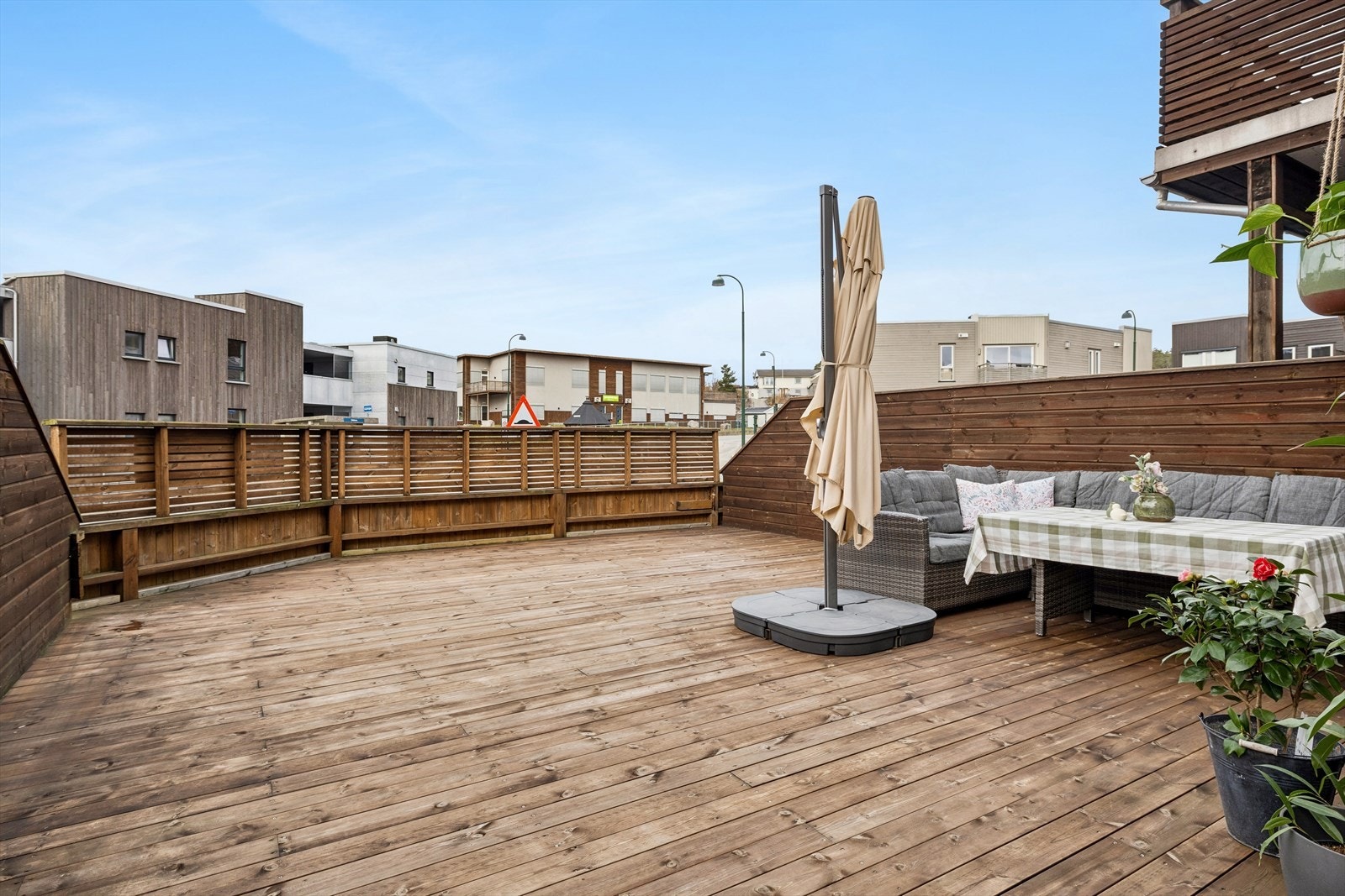 Eier opplyser at boligen har morgensol på baksiden og sol på den romslige plattingen fra ca. kl. 12 til 21 i sommerhalvåret. På fremsiden er det montert utvendige screens som gir effektiv solskjerming og bidrar til en behagelig innetemperatur. Galleribilde