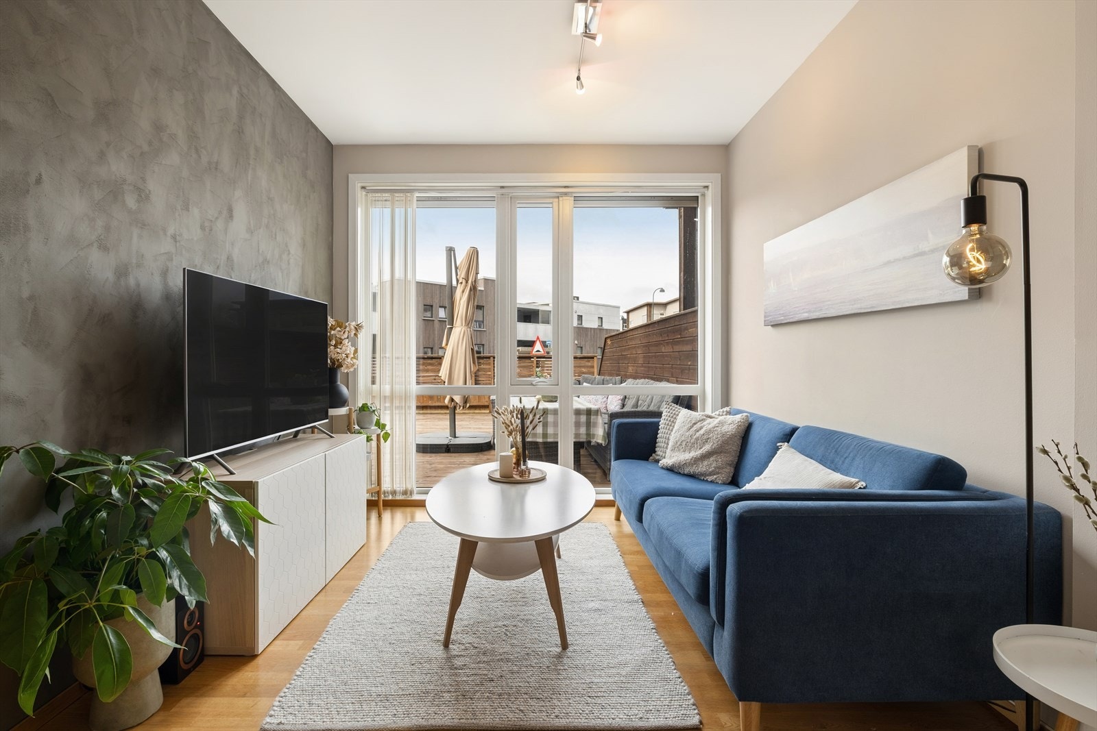 Fra stuen er det utgang til en stor terrasse på hele 55 kvm - et herlig uterom som gir svært gode muligheter for både uteplasser, grilling, lekeplass for barna eller en lun loungeavdeling. Galleribilde