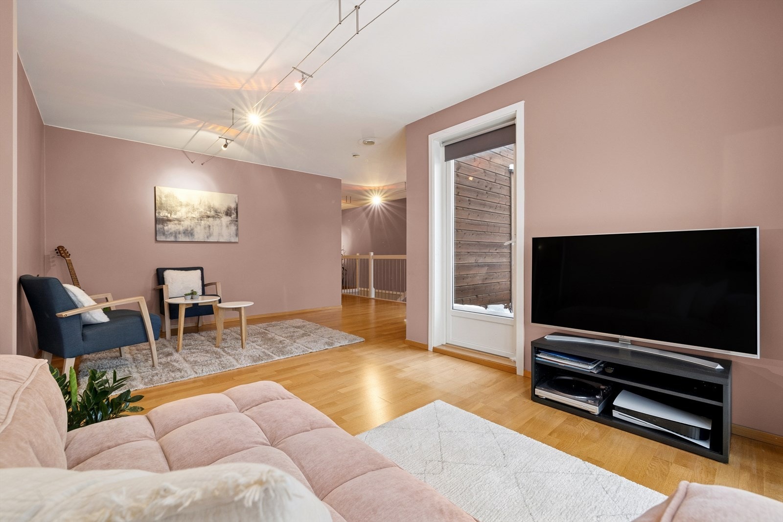 Denne etasjen gir gode muligheter for å skape en egen TV-krok, lekerom, hjemmekontor eller en avslappende lounge - et fleksibelt rom tilpasset familiens behov gjennom ulike livsfaser. Galleribilde