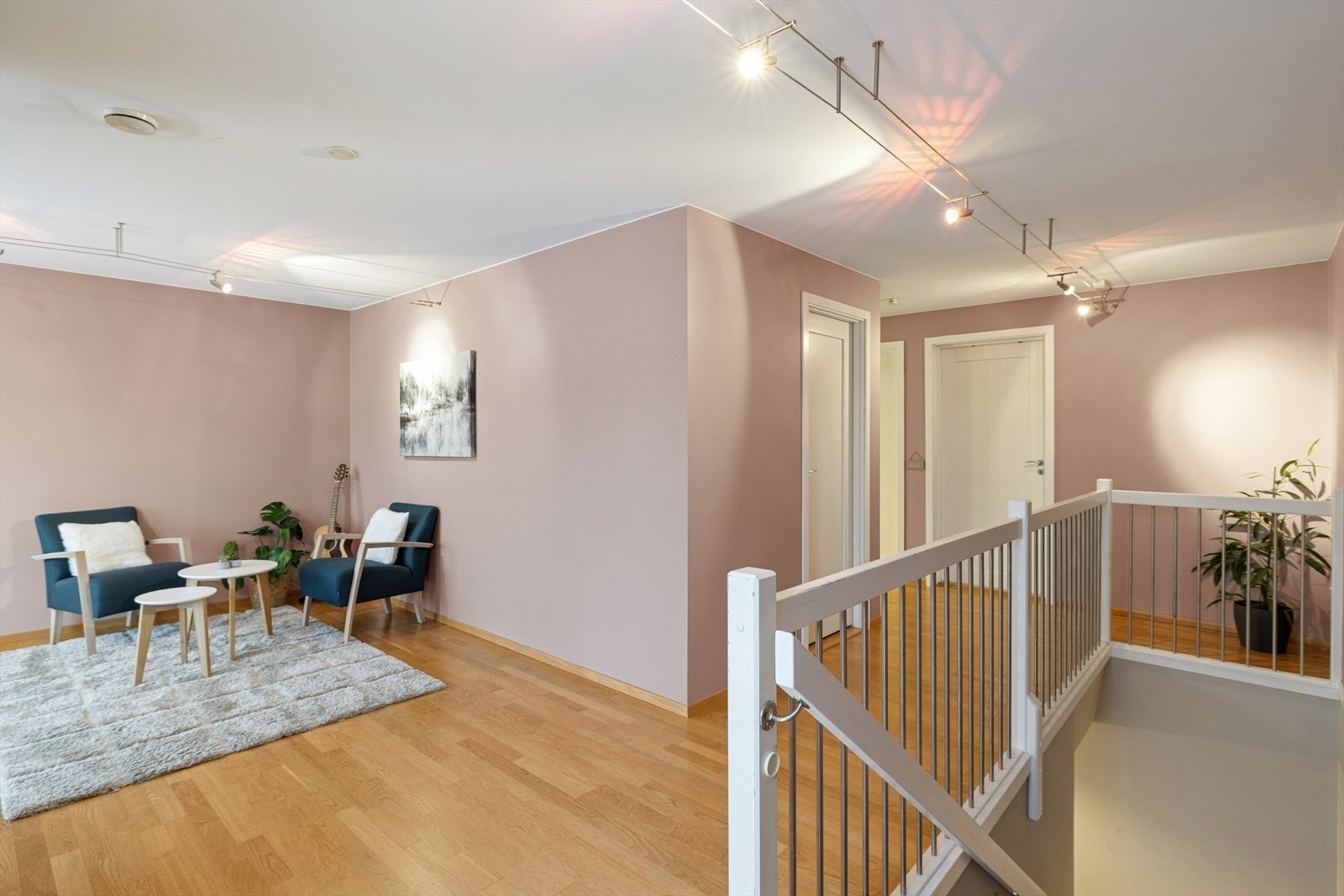 I boligens andre etasje finner du en romslig og luftig loftstue som fungerer som et perfekt ekstra oppholdsrom. Galleribilde