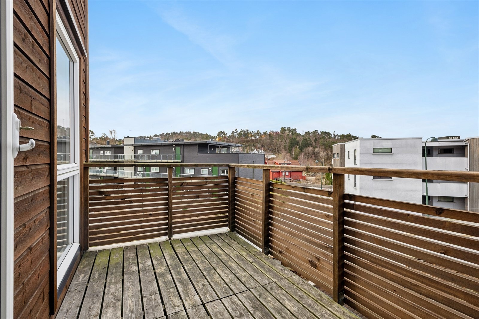 Her kan du enkelt innrede med en liten sittegruppe, plantekasser eller loungeelementer og skape en behagelig uteplass for morgenkaffen eller en avslappende stund i frisk luft. Galleribilde