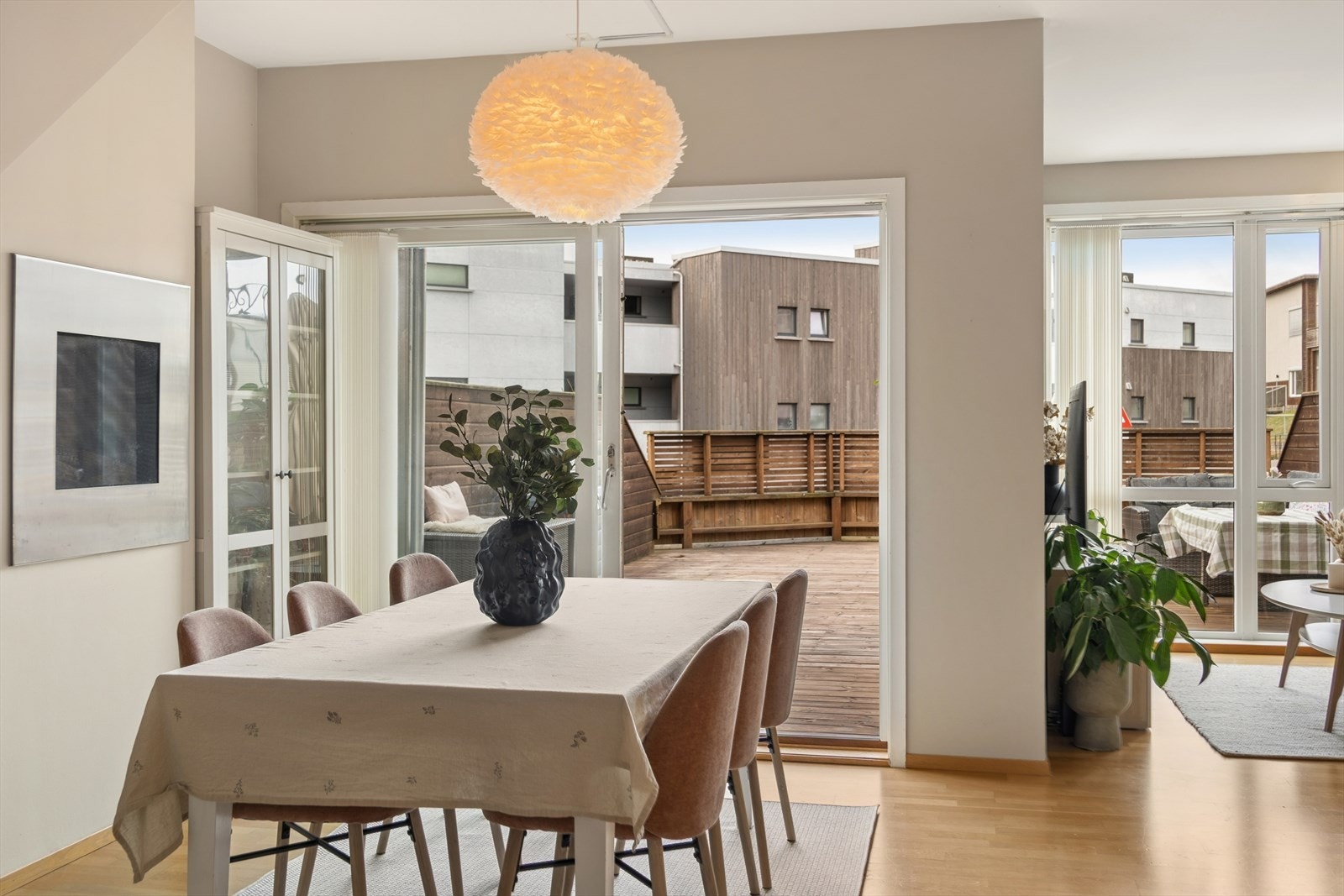 Boligens hovedplan byr på en svært god romfølelse med store vindusflater og en sosial og åpen planløsning. Kjøkkenet ligger i direkte tilknytning til både spisestue og stue, og skaper et naturlig samlingspunkt for familie og venner. Galleribilde