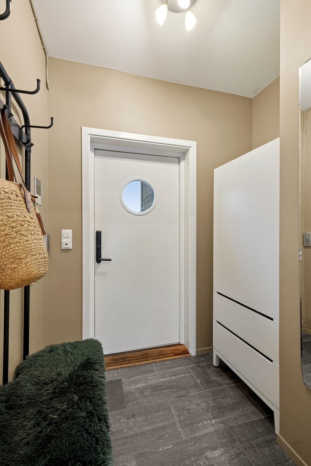 Adkomst til boligen skjer fra bakkeplan og inn i første etasje. Det overbygde inngangspartiet gir god skjerming mot vær og vind, og skaper en praktisk og trivelig entrée som ønsker deg velkommen hjem året rundt. Galleribilde