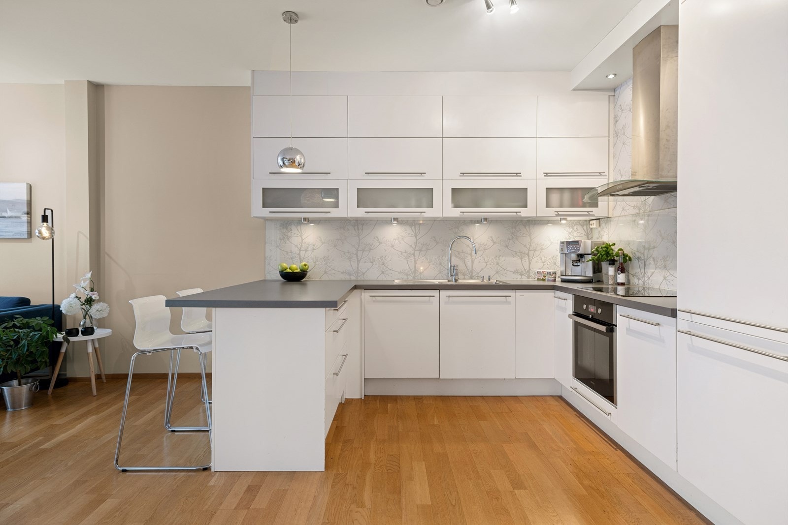 Kjøkkenet har en moderne innredning fra byggeåret 2010. Her får du et funksjonelt og ryddig arbeidskjøkken med takhøye overskap som gir godt med oppbevaringsplass. Galleribilde