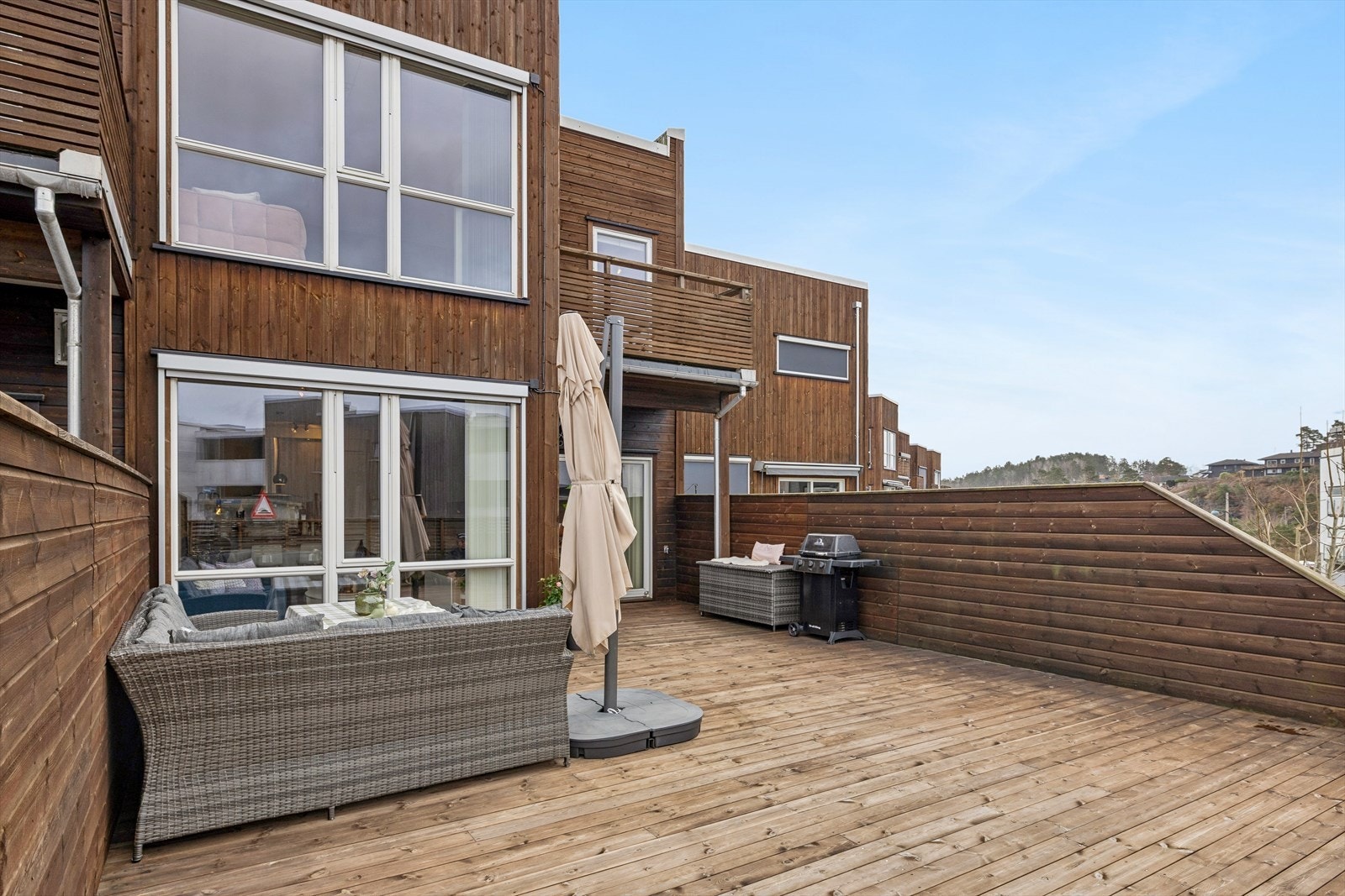 Et flott og familievennlig rekkehus med 3 sov, 2 bad, 2 stuer, balkong, stor terrasse og balkong. Sentral og barnevennlig beliggenhet på Eidet/Justneshalvøya. Galleribilde