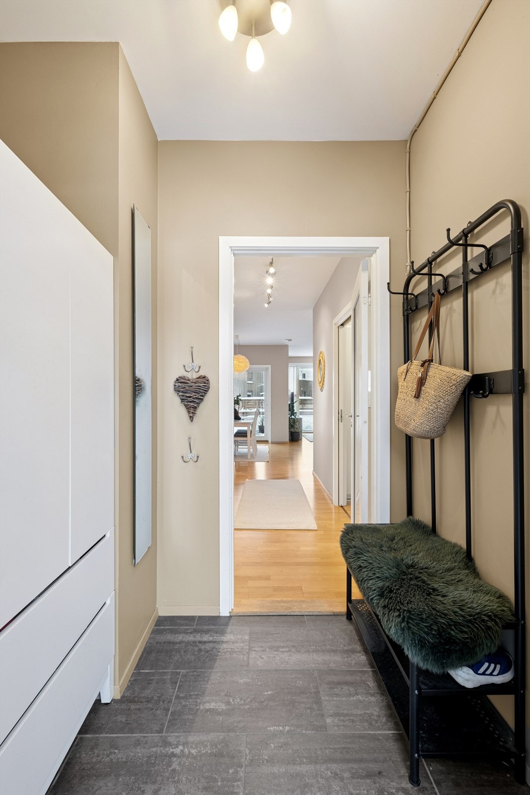 Her møtes du av en lys og romslig entré med god plass til å henge fra deg yttertøy og sette bort sko - en funksjonell velkomstsone som legger til rette for en ryddig hverdag Galleribilde