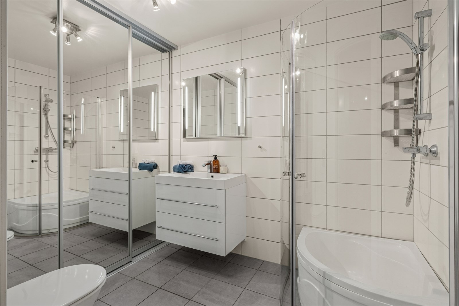 Badet i andre etasje er et kombinert bad og vaskerom fra byggeåret 2010, og fremstår som et praktisk og velholdt rom med flislagte overflater og en god planløsning som utnytter plassen effektivt. Galleribilde