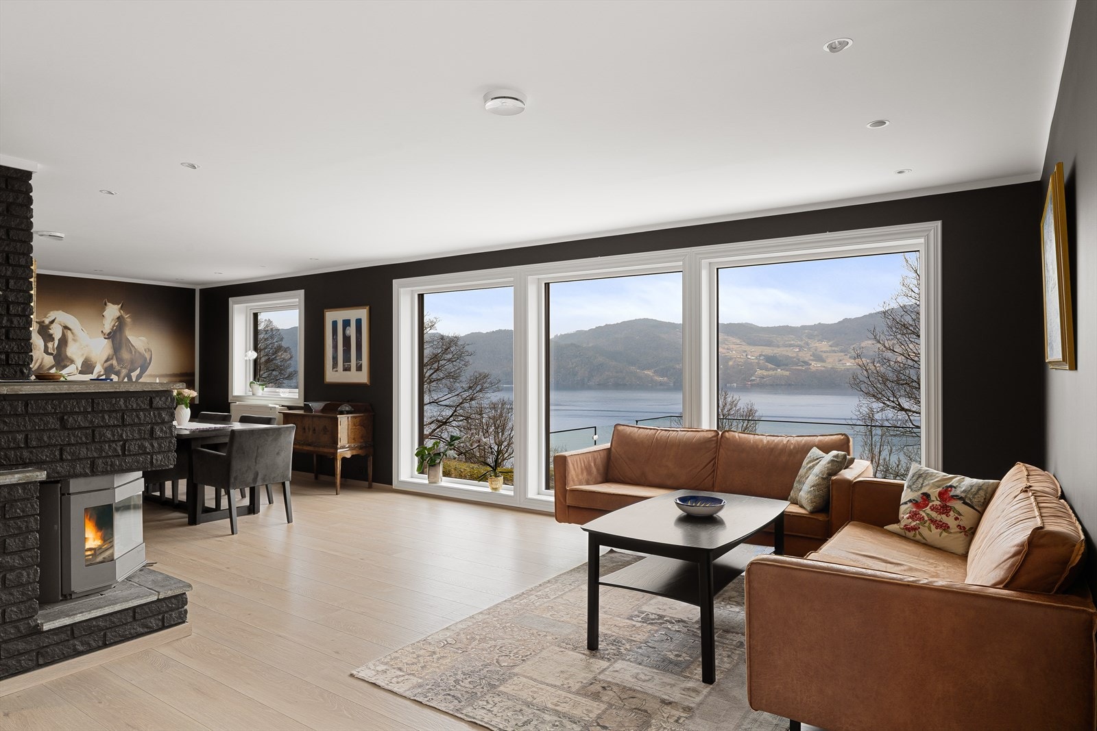 Stue med store vindusflater. Galleribilde