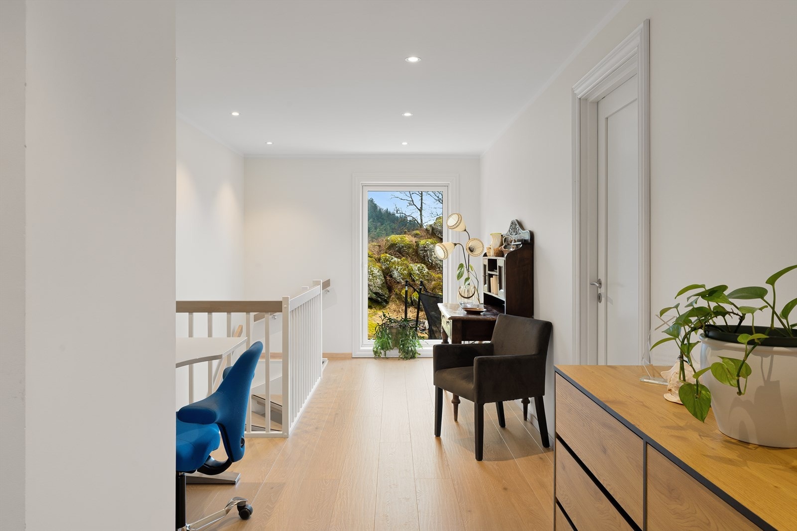 Gang med plass til arbeidsbenk. Galleribilde