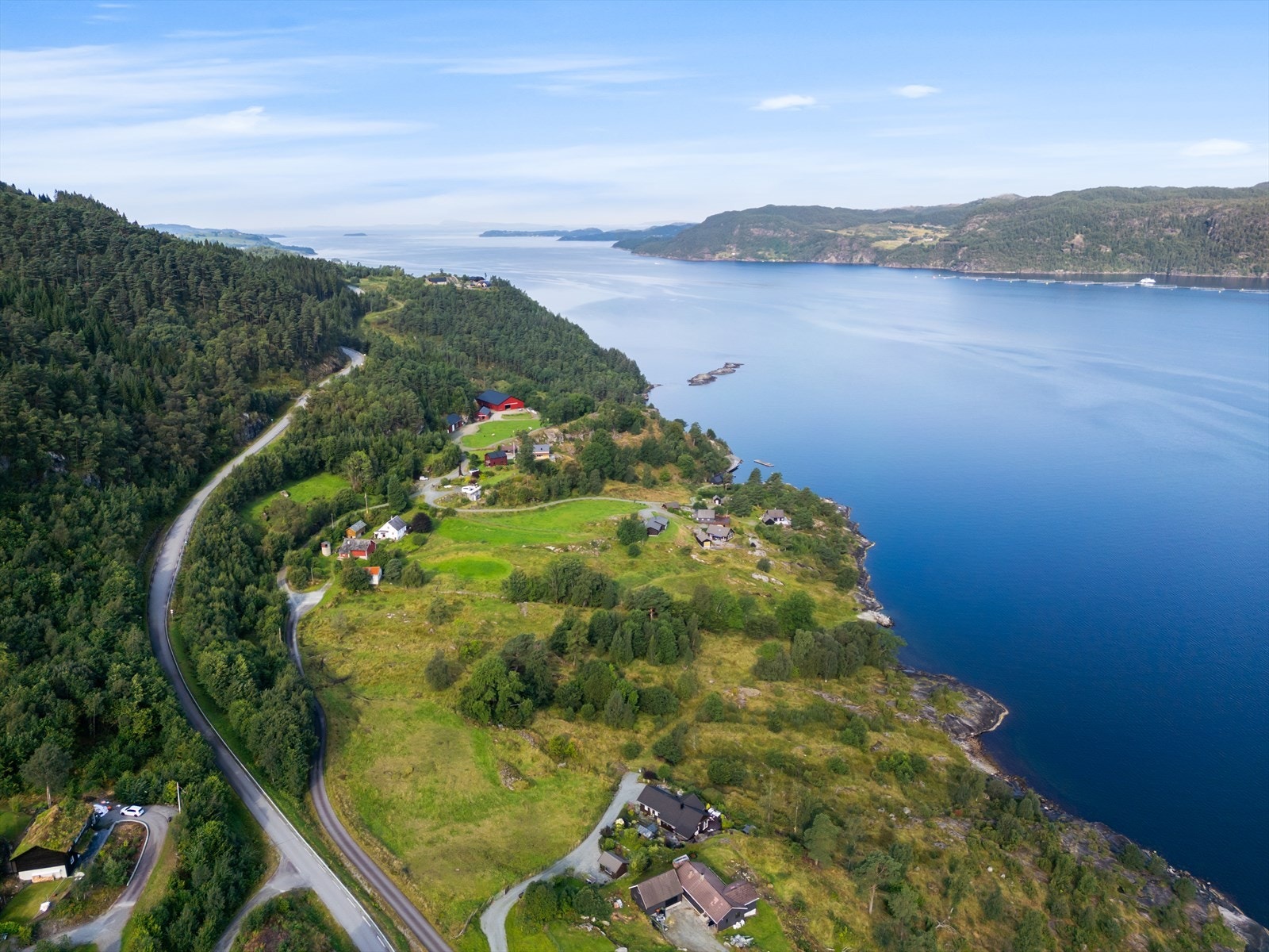 Eiendommens areal er på ca 829,3 daa ihht. gårdskart hvorav:
17,6 daa er dyrket jord, 53,5 daa innmarksbeite, 664,6 daa skog, 76,3 daa annet markslag og 17,3 daa tun Galleribilde