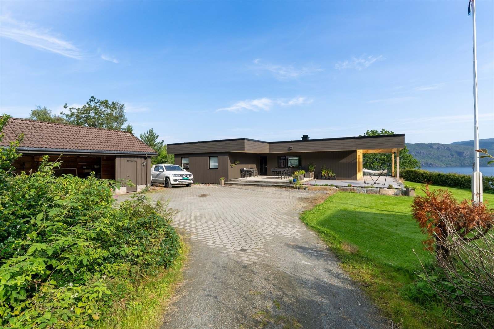 Garasje i tilknytning til våningshuset. Galleribilde