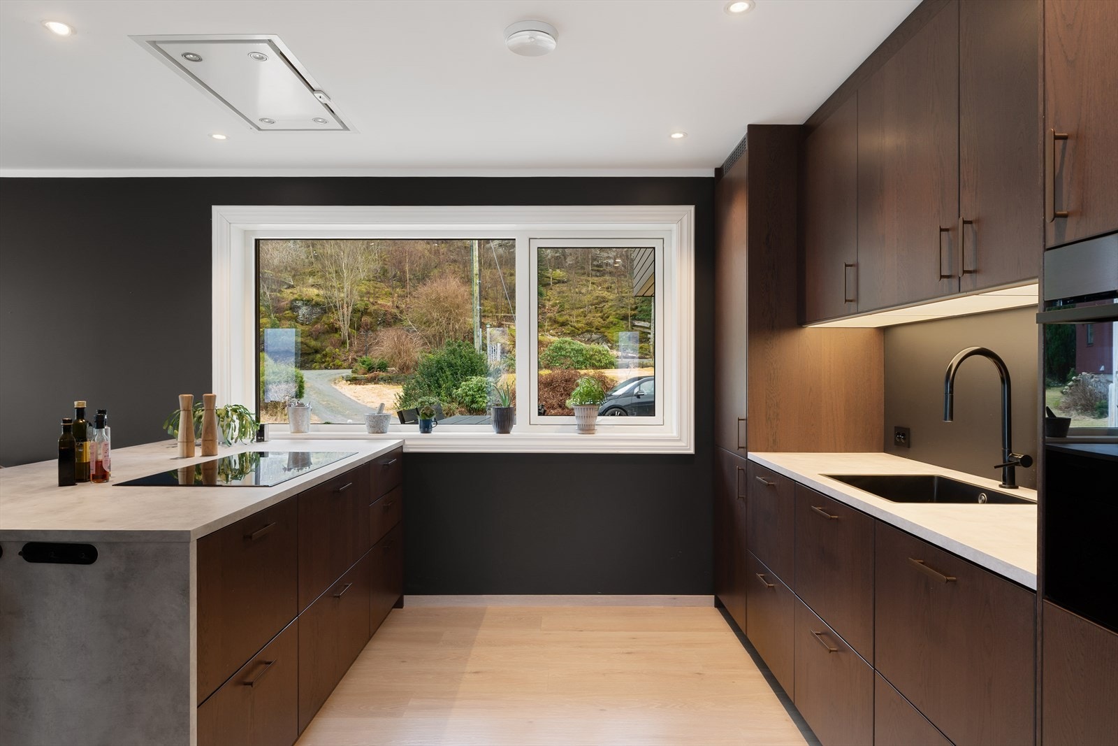 Kjøkken med god skap-og benkeplass. Integrerte hvitevarer. Galleribilde