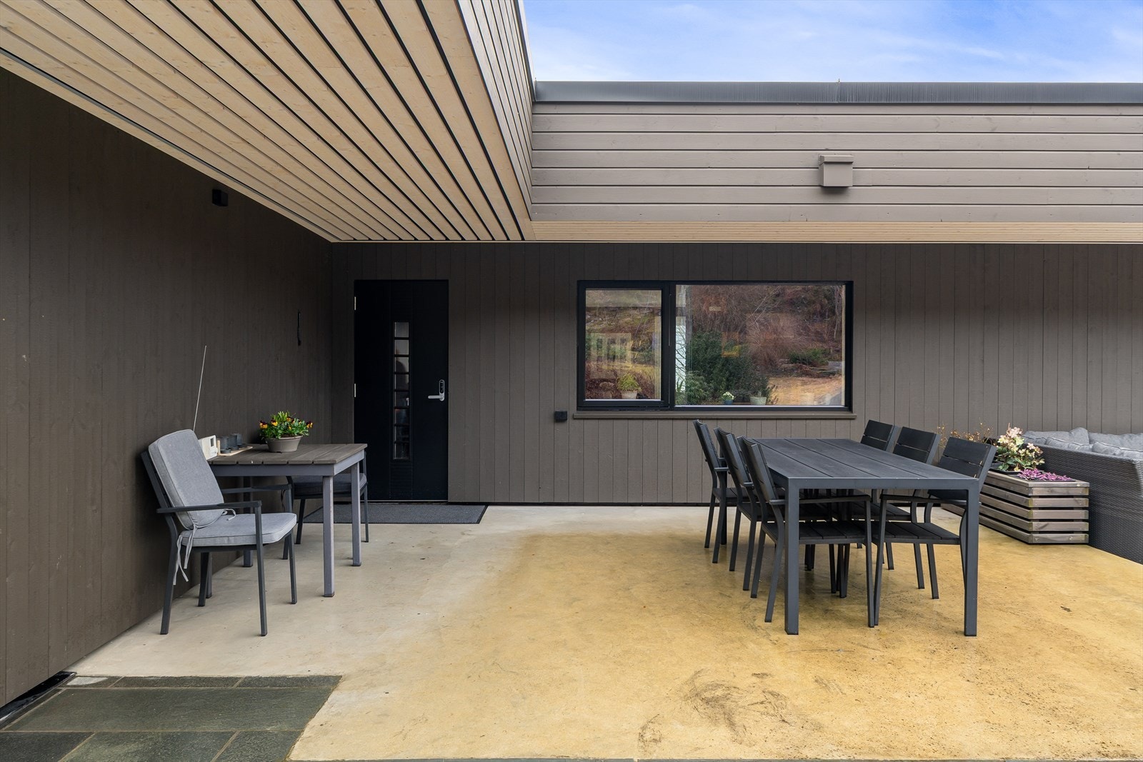 Inngangsparti og uteplass til våningshuset. Galleribilde