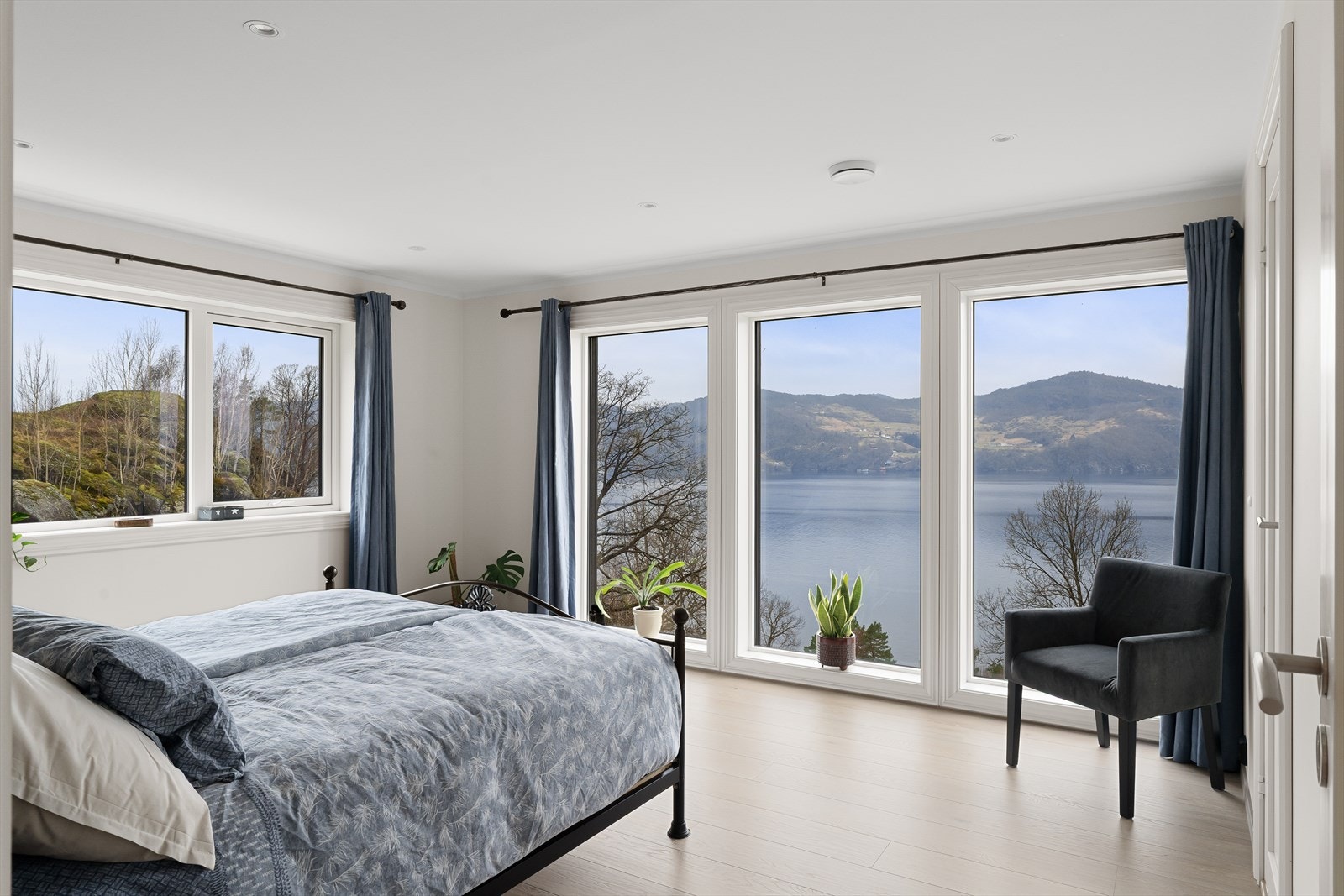 Hovedsoverom med utsikt over fjorden. Galleribilde